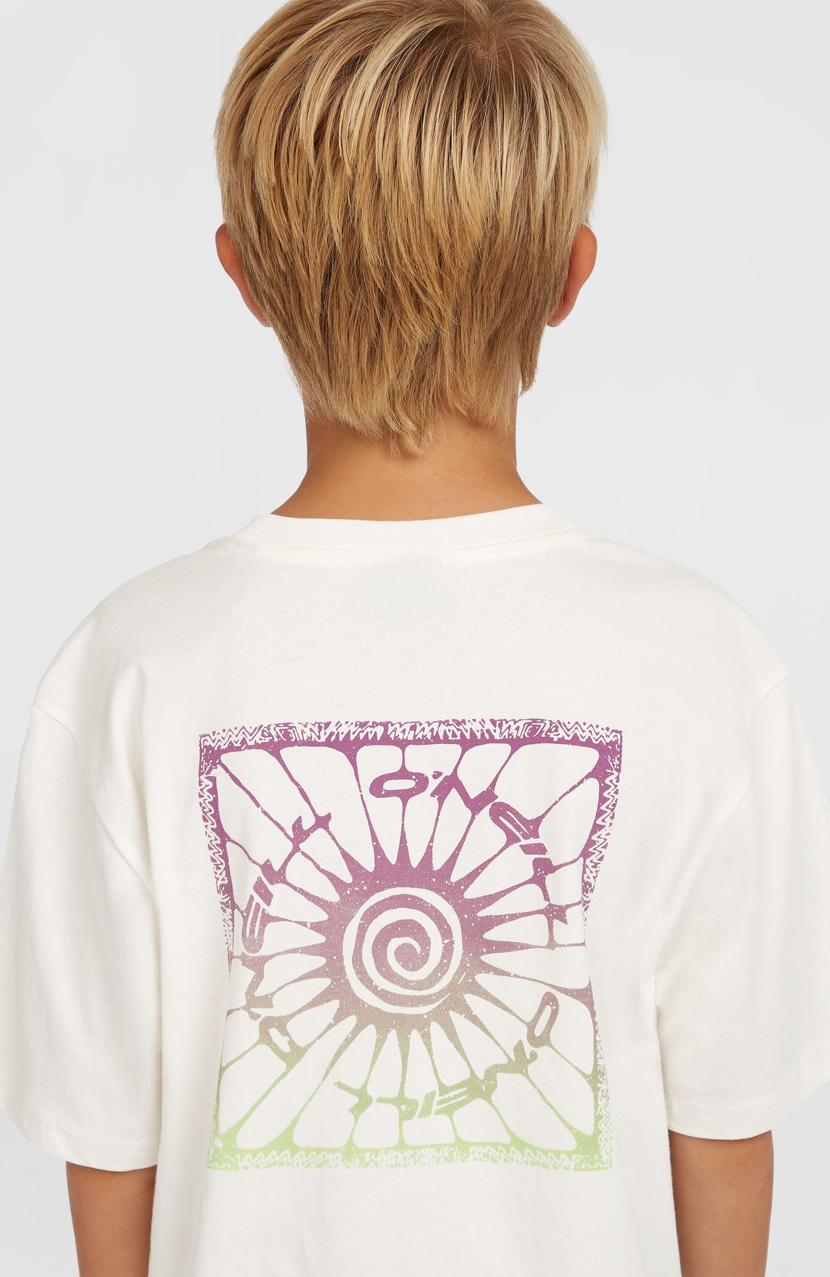 Gradient T-Shirt für Jungen, weiß mit Grafik-Print in Lila und Grün, Rückansicht am Model mit großem Rückenprint