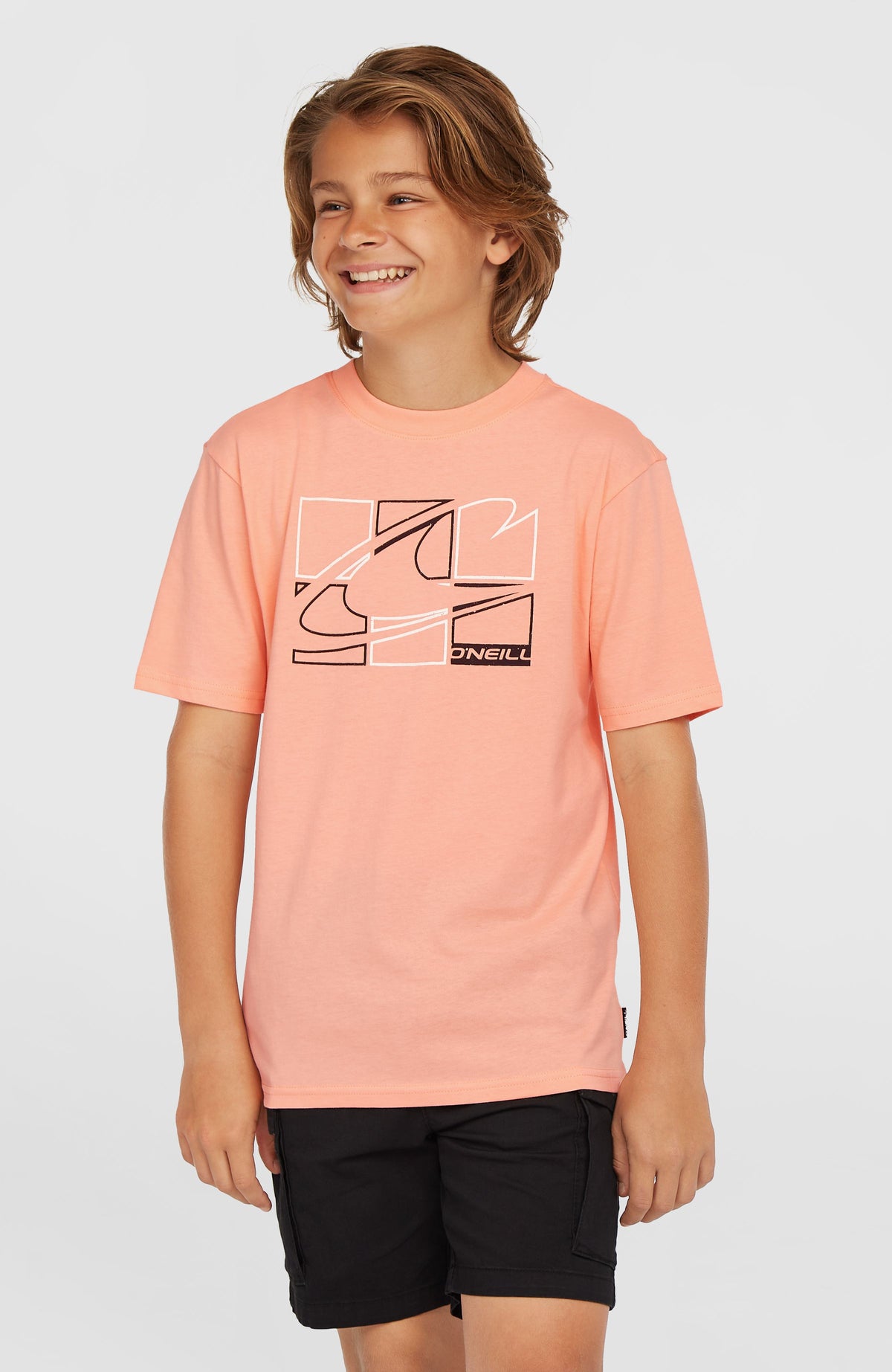 O'Neill Graphic T-Shirt für Jungen, pink mit Grafik-Print in Schwarz und Weiß, getragen am Model, Vorderansicht