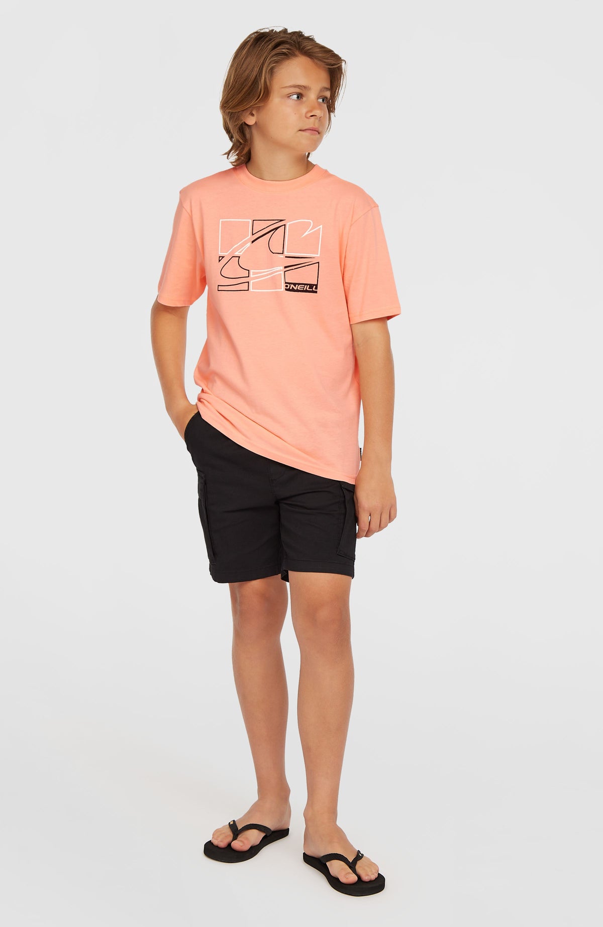 Graphic T-Shirt für Jungen, pink mit Grafik-Print in Schwarz und Weiß, Ganzkörperansicht getragen am Model