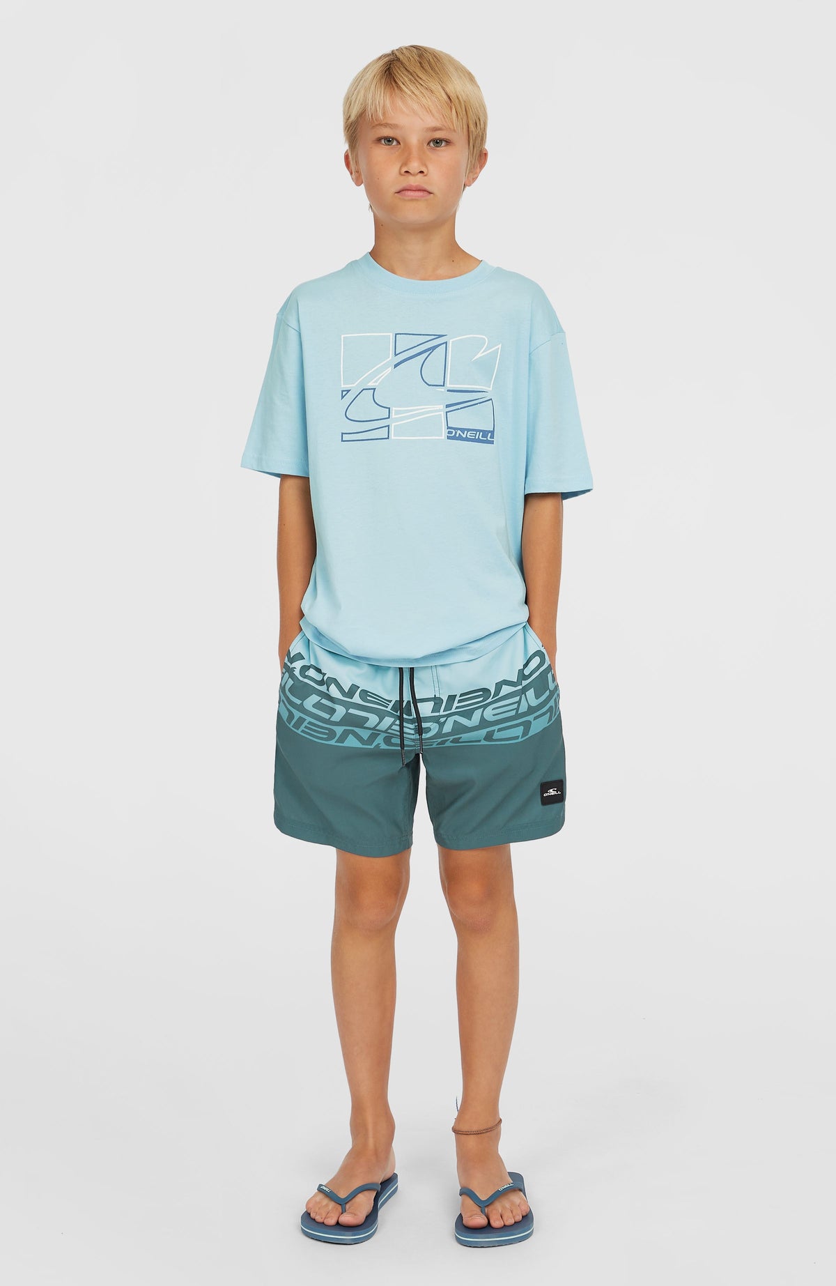 Graphic T-Shirt für Jungen, blau mit Grafik-Print in Weiß und Dunkelblau, Frontansicht am Model