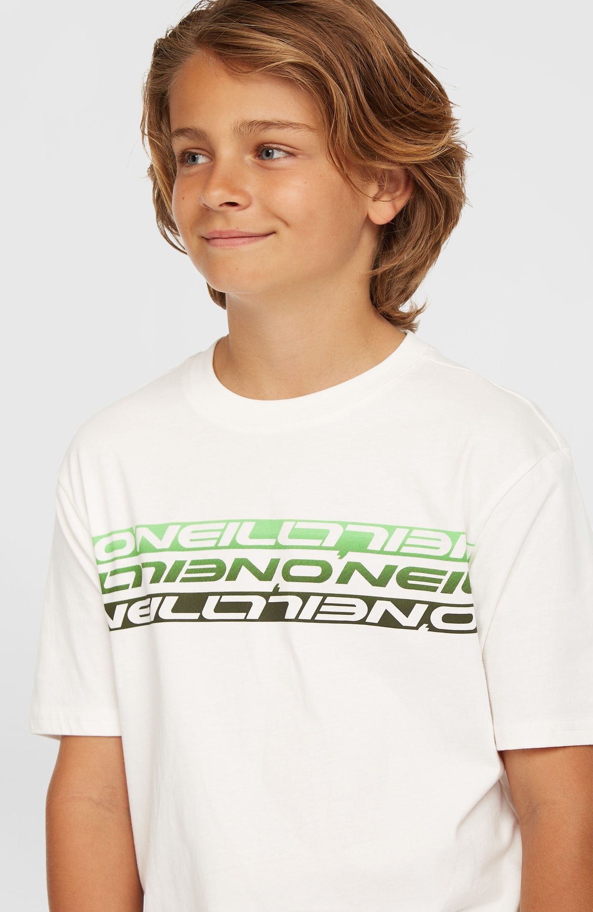 Stripe T-Shirt für Jungen, weiß mit Logo-Print in Grün, Nahaufnahme am Model