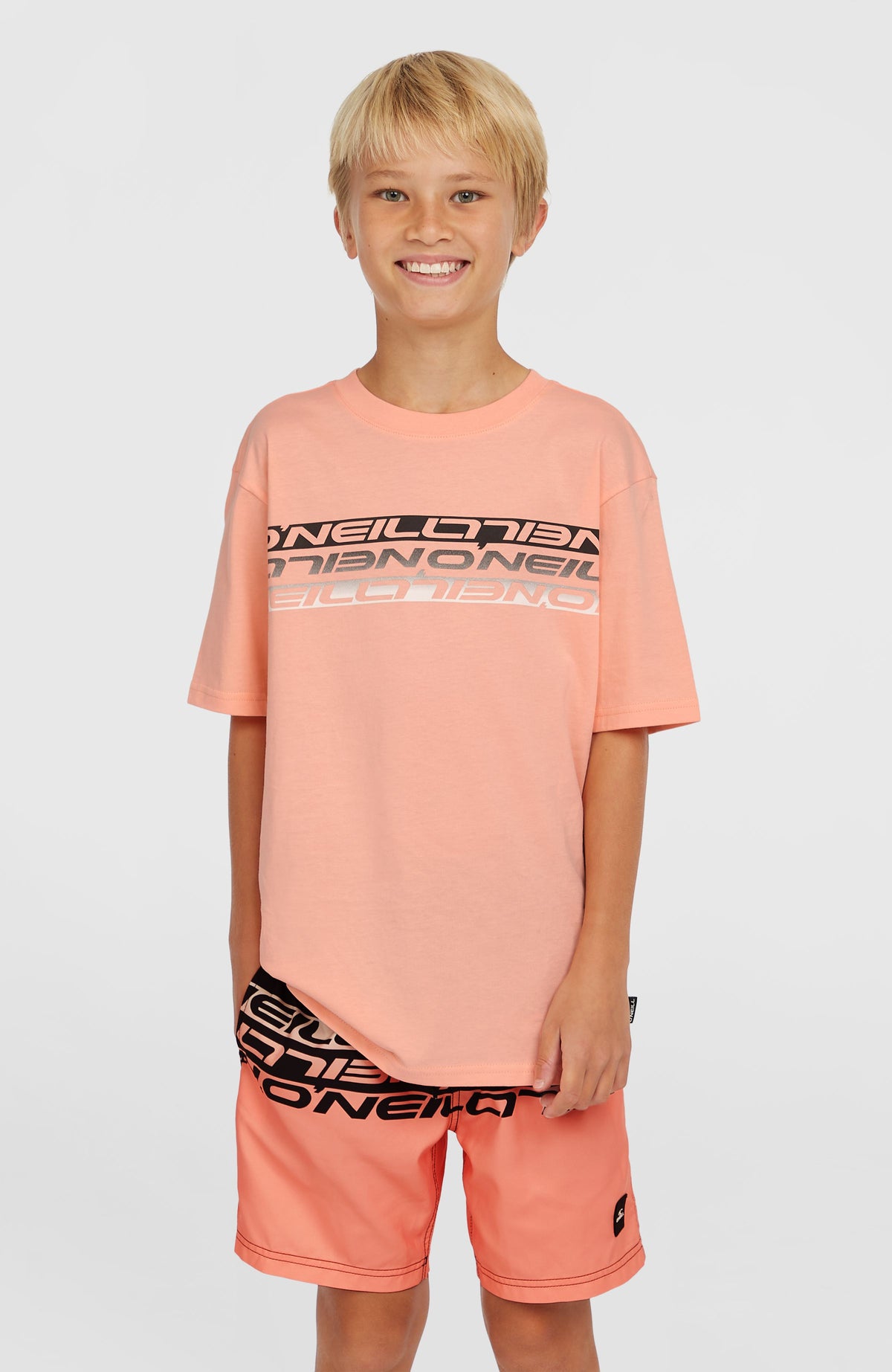O'Neill Stripe T-Shirt für Jungen, pink mit Logo-Print in Schwarz und Weiß, Vorderansicht am Model