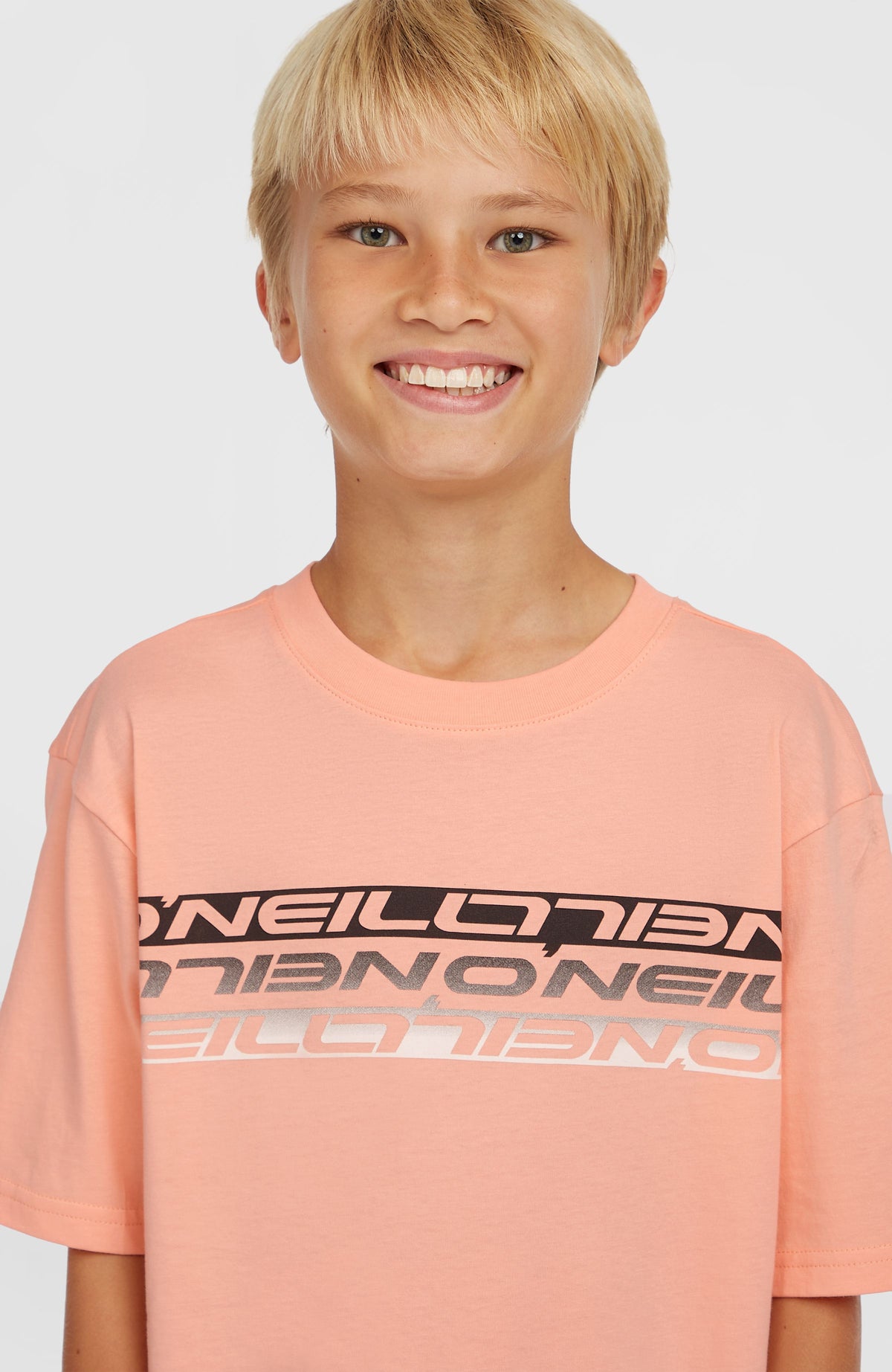 Stripe T-Shirt für Jungen, pink mit Logo-Print in Schwarz und Weiß, Nahaufnahme des Rundhalsausschnitts