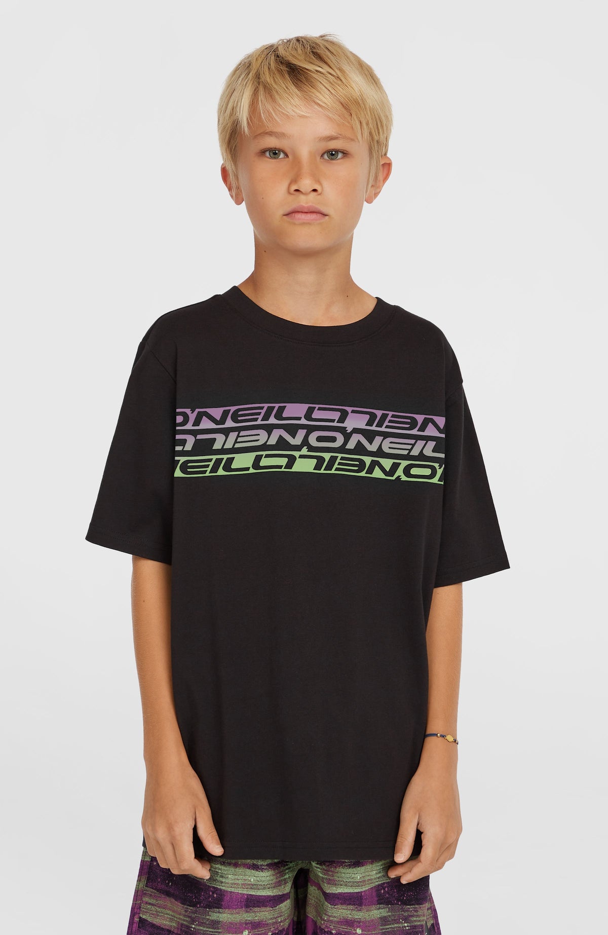O'Neill Stripe T-Shirt für Jungen, schwarz mit Logo-Print in Lila und Grün, Vorderansicht am Model
