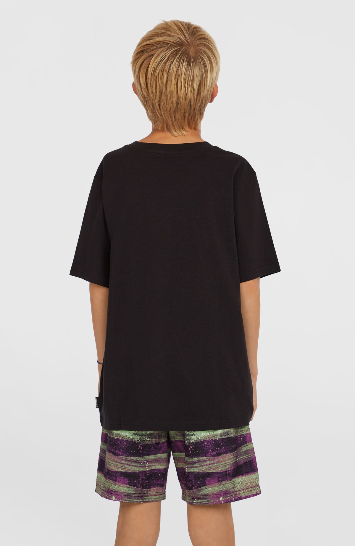 Schwarzes Stripe T-Shirt für Jungen, Rückansicht am Model mit unifarbener Rückenpartie