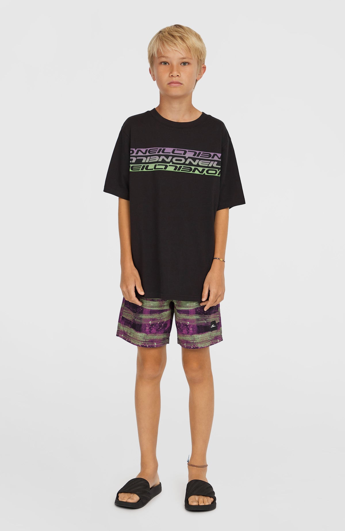 Stripe T-Shirt für Jungen, schwarz mit Logo-Print in Lila und Grün, Ganzkörperansicht am Model