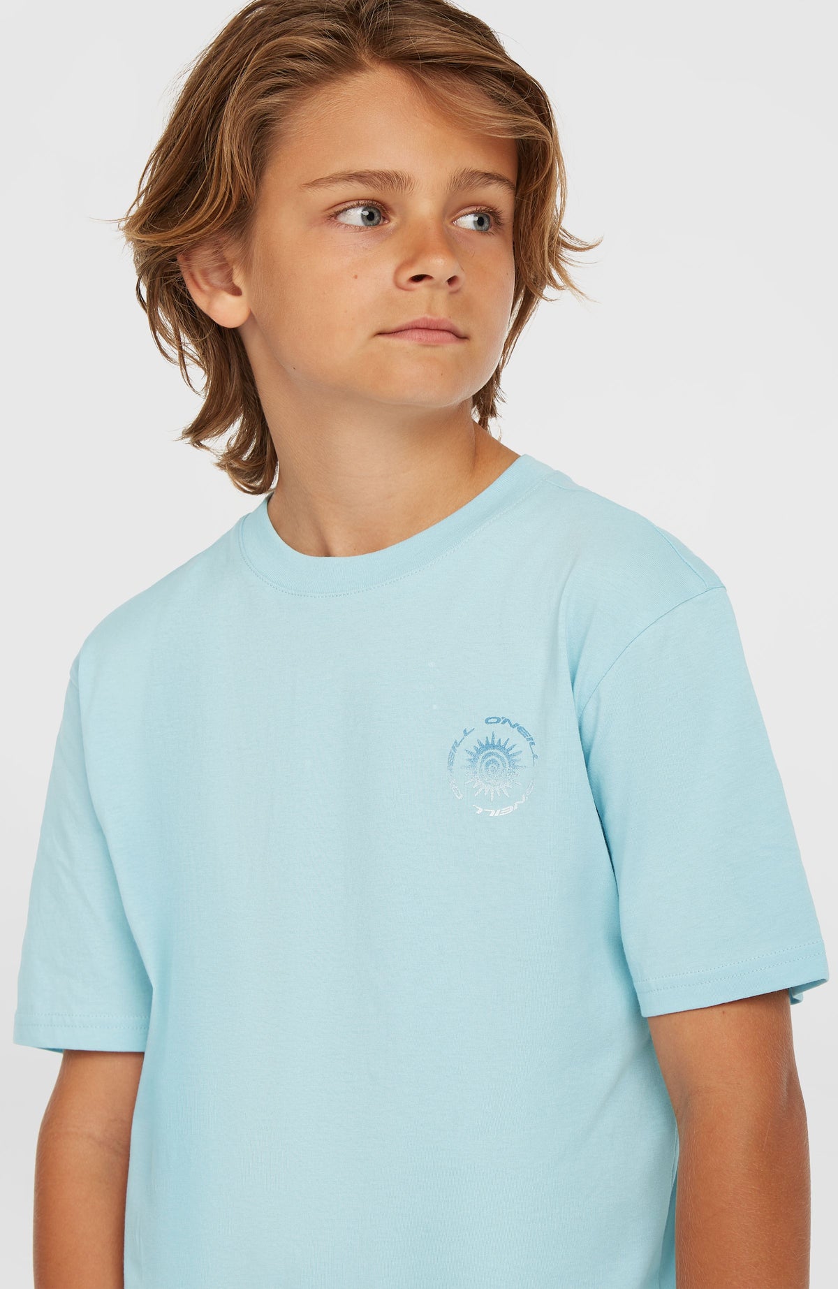 Nahaufnahme des Small Graphic T-Shirt für Jungen in Blau mit rundem Ausschnitt und Logo-Print
