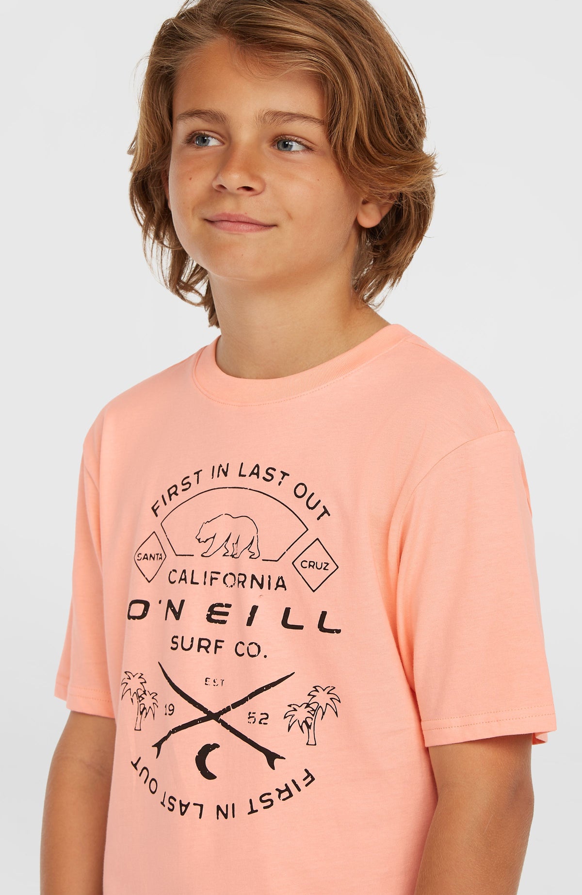 Jack O'Neill Muir T-Shirt für Jungen, pink mit Logo-Print in Schwarz, Nahaufnahme der Vorderseite am Model