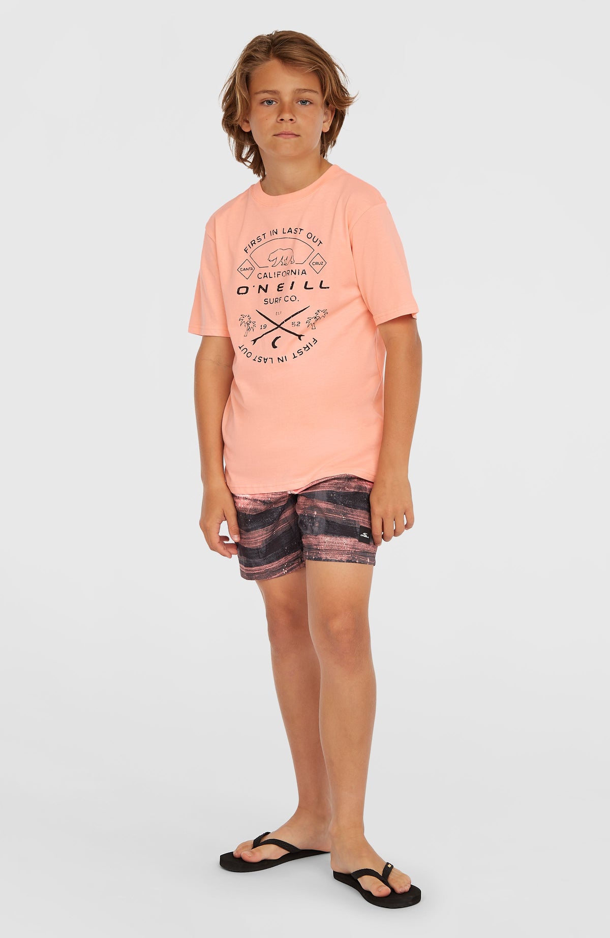 Jack O'Neill Muir T-Shirt für Jungen, pink mit Logo-Print in Schwarz, Ganzkörperansicht am Model