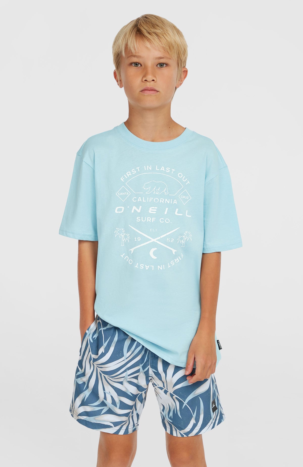 Jack O'Neill Muir T-Shirt für Jungen, blau mit Logo-Print in Weiß, Vorderansicht am Model
