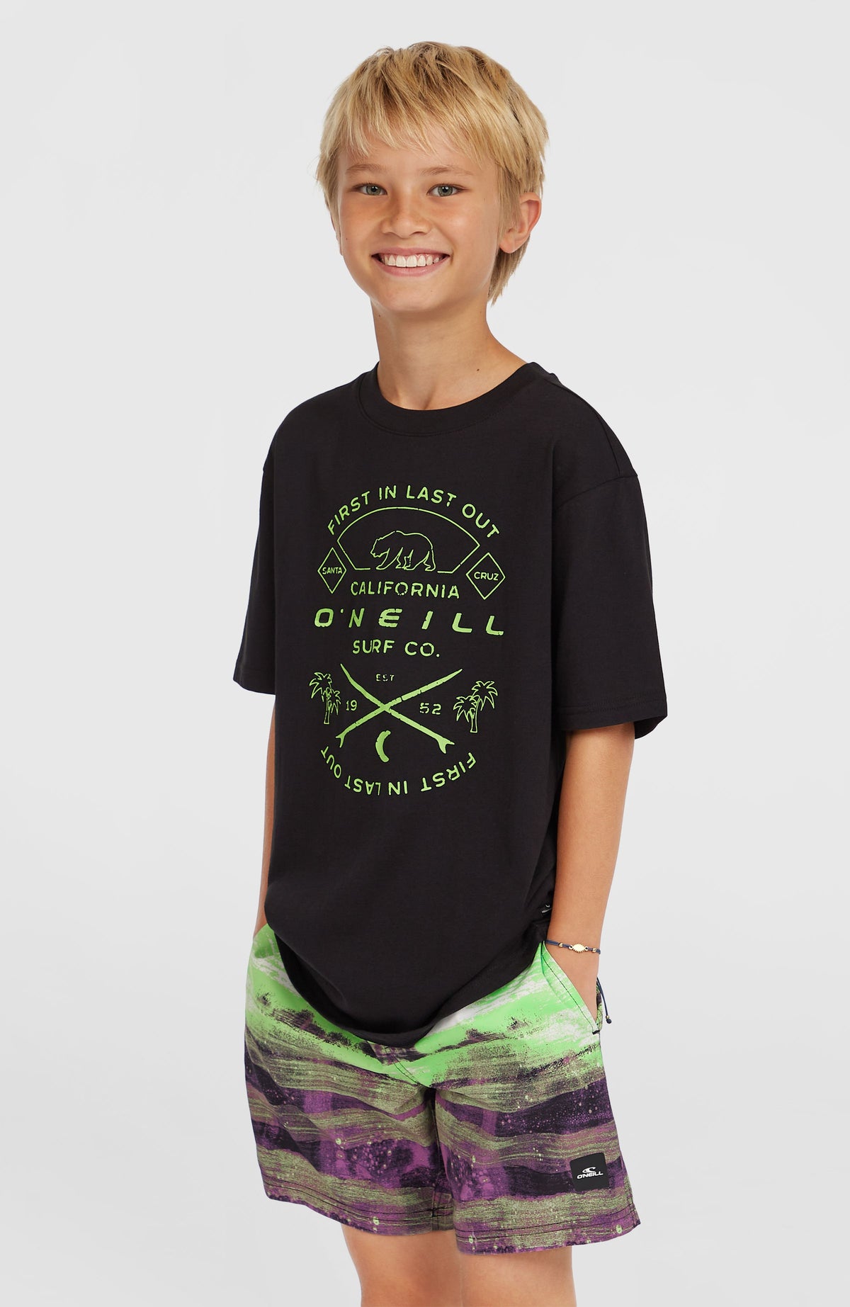 O'Neill Jack O'Neill Muir T-Shirt für Jungen, schwarz mit Grafik-Print in Grün, getragen am Model, Halbprofil