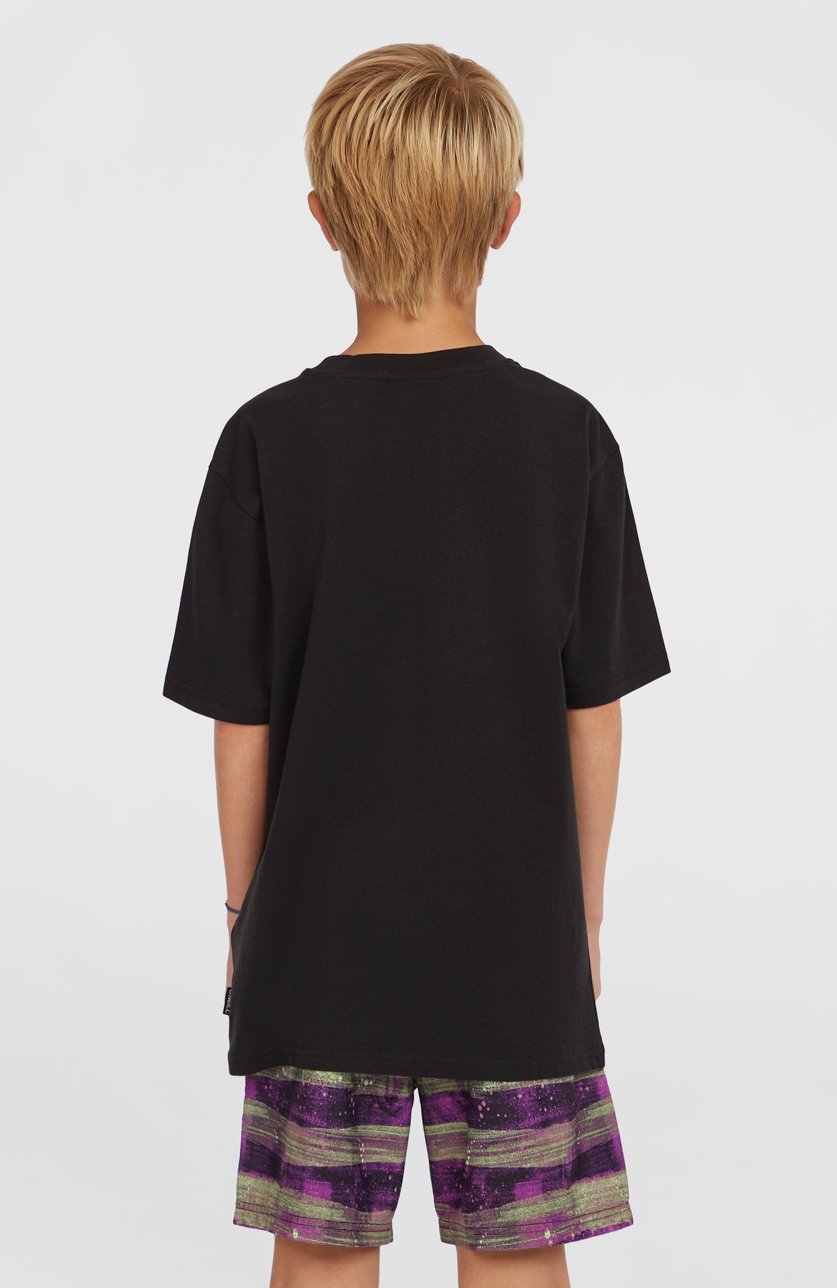 Jack O'Neill Muir T-Shirt für Jungen, schwarz, Rückansicht am Model mit kurzem Arm und Rundhalsausschnitt