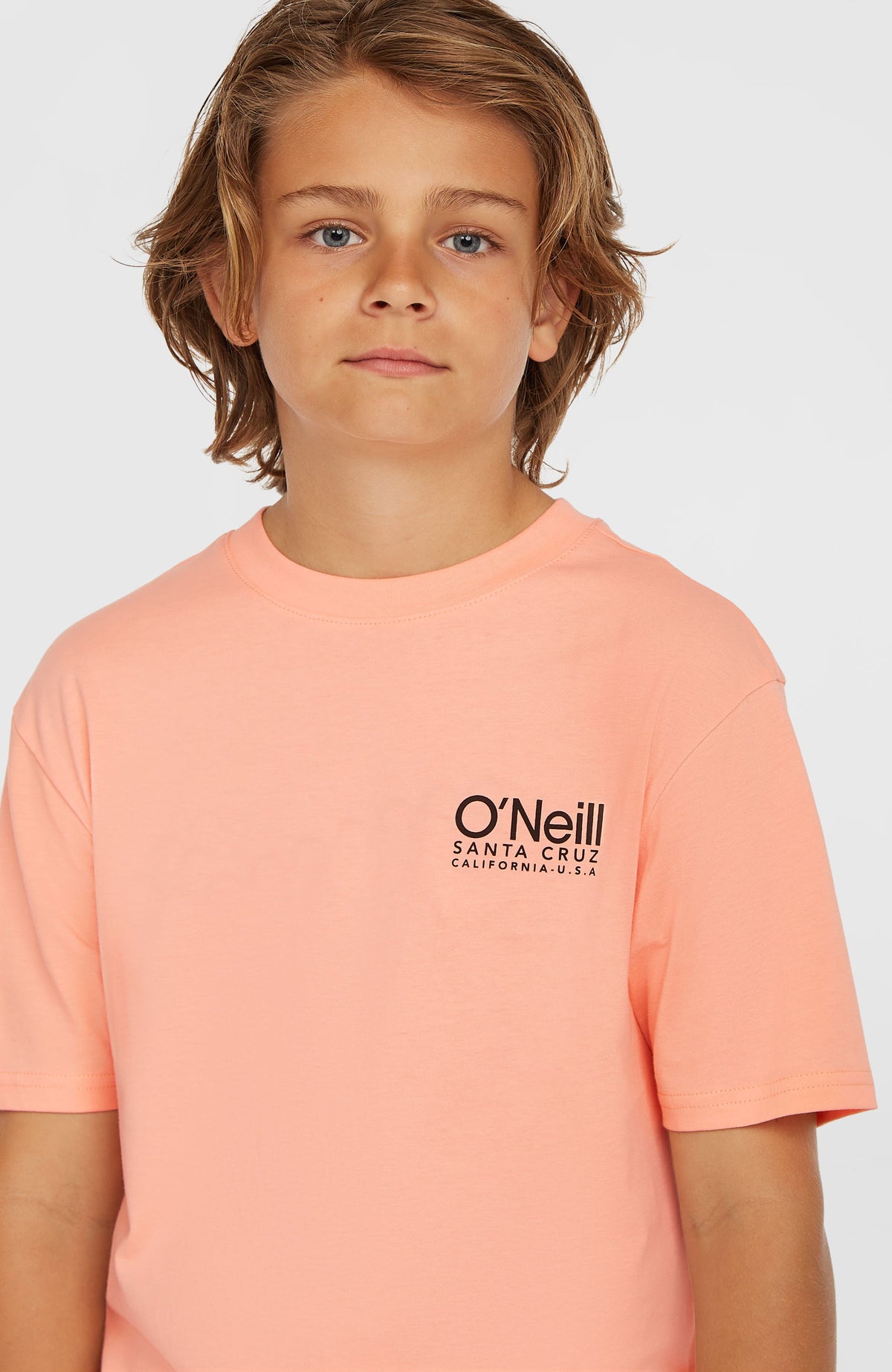 Original Cali Logo T-Shirt, pink, Nahaufnahme des Rundhalsausschnitts und Logo-Prints in Schwarz am Model