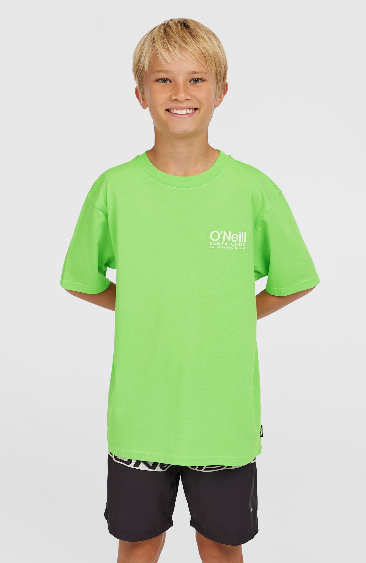 O'Neill Original Cali Logo T-Shirt für Jungen, grün mit Logo-Print in Weiß auf der Brust, Vorderansicht am Model