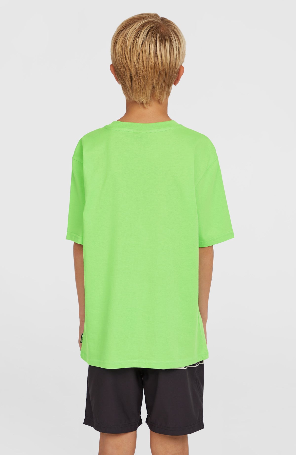 Original Cali Logo T-Shirt für Jungen, grün mit Logo-Print in Weiß, Rückansicht am Model mit kurzem Ärmel