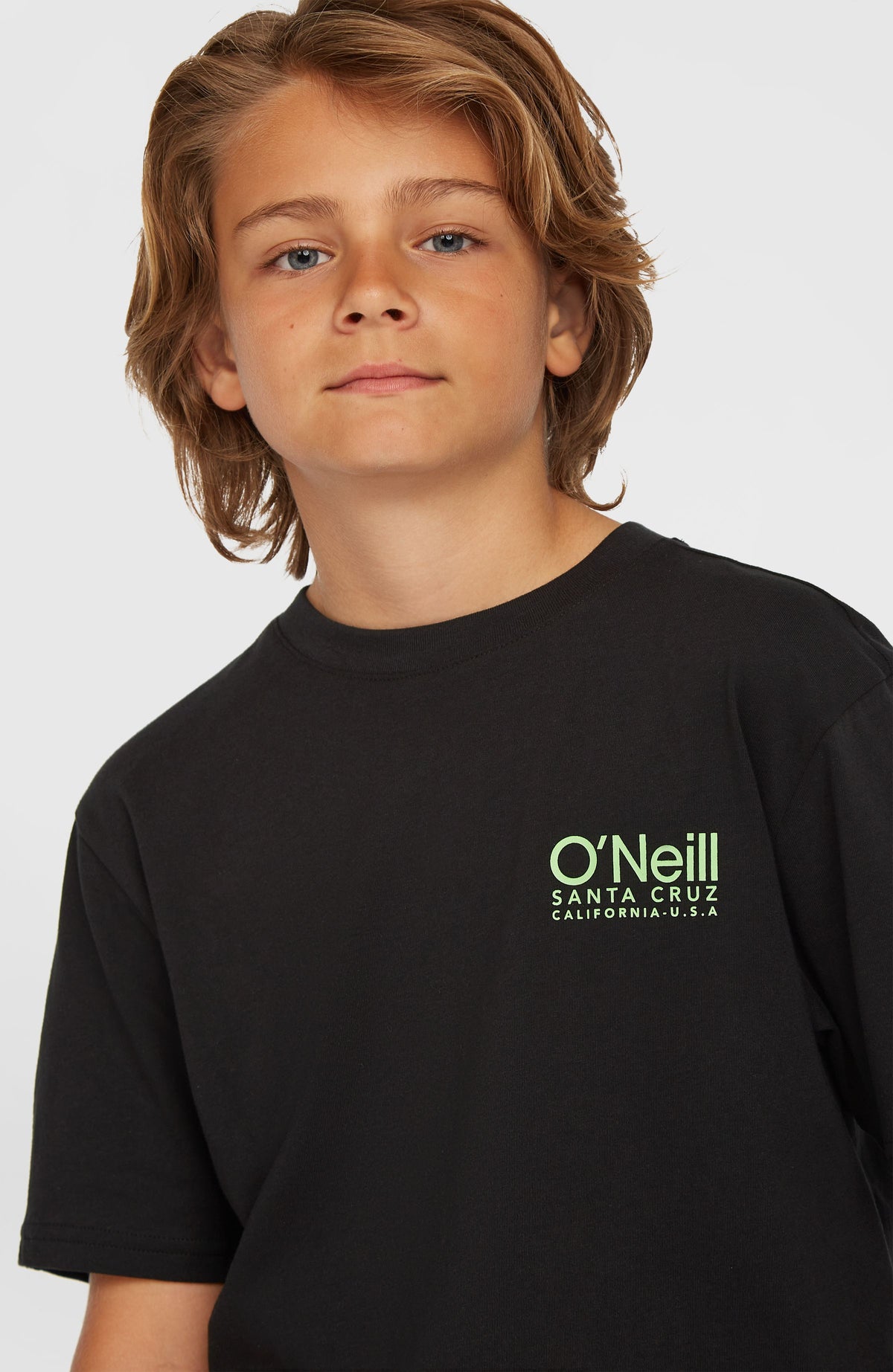 Original Cali Logo T-Shirt für Jungen, schwarz, Nahaufnahme des Rundhalsausschnitts mit Logo-Print