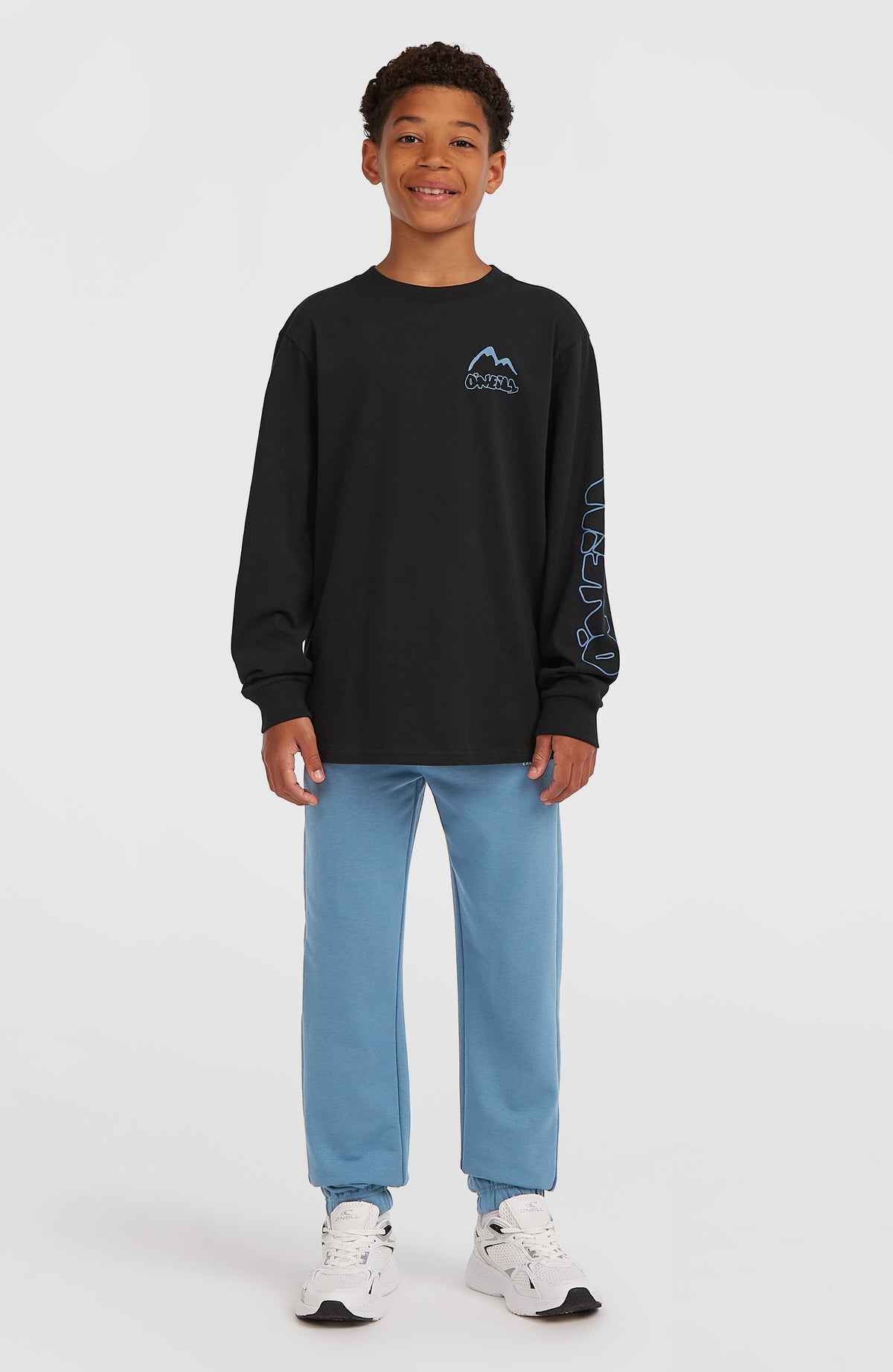 Schwarzes Langarmshirt für Jungen mit Logo-Print in Hellblau, Ganzkörperansicht am Model