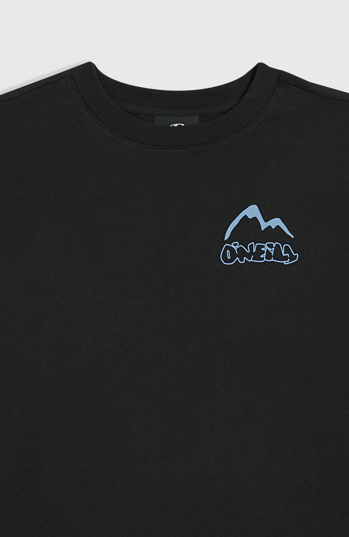 Nahaufnahme des Kragens und des Logo-Prints auf der Brust des schwarzen Langarmshirts