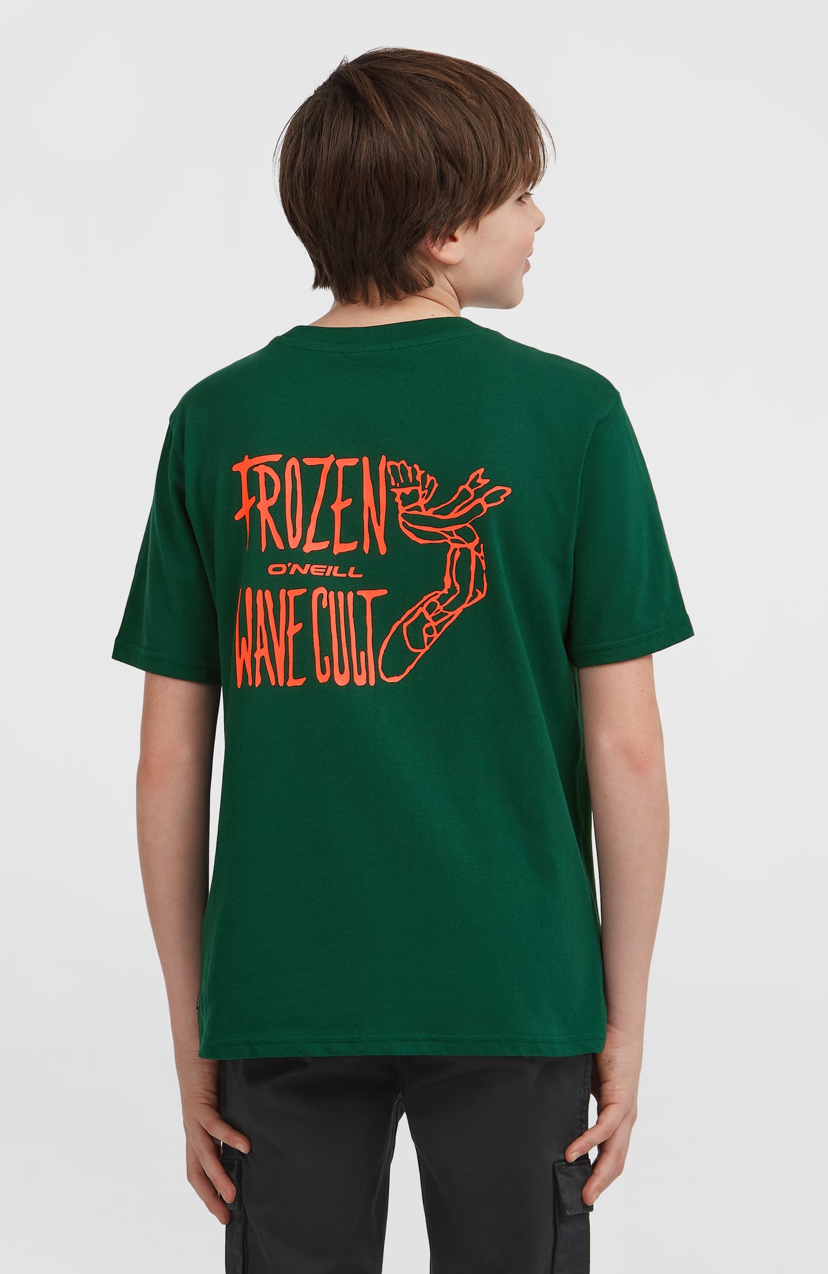 Back-Print T-Shirt für Jungen, grün mit Grafik-Print in Orange, Rückansicht getragen am Model
