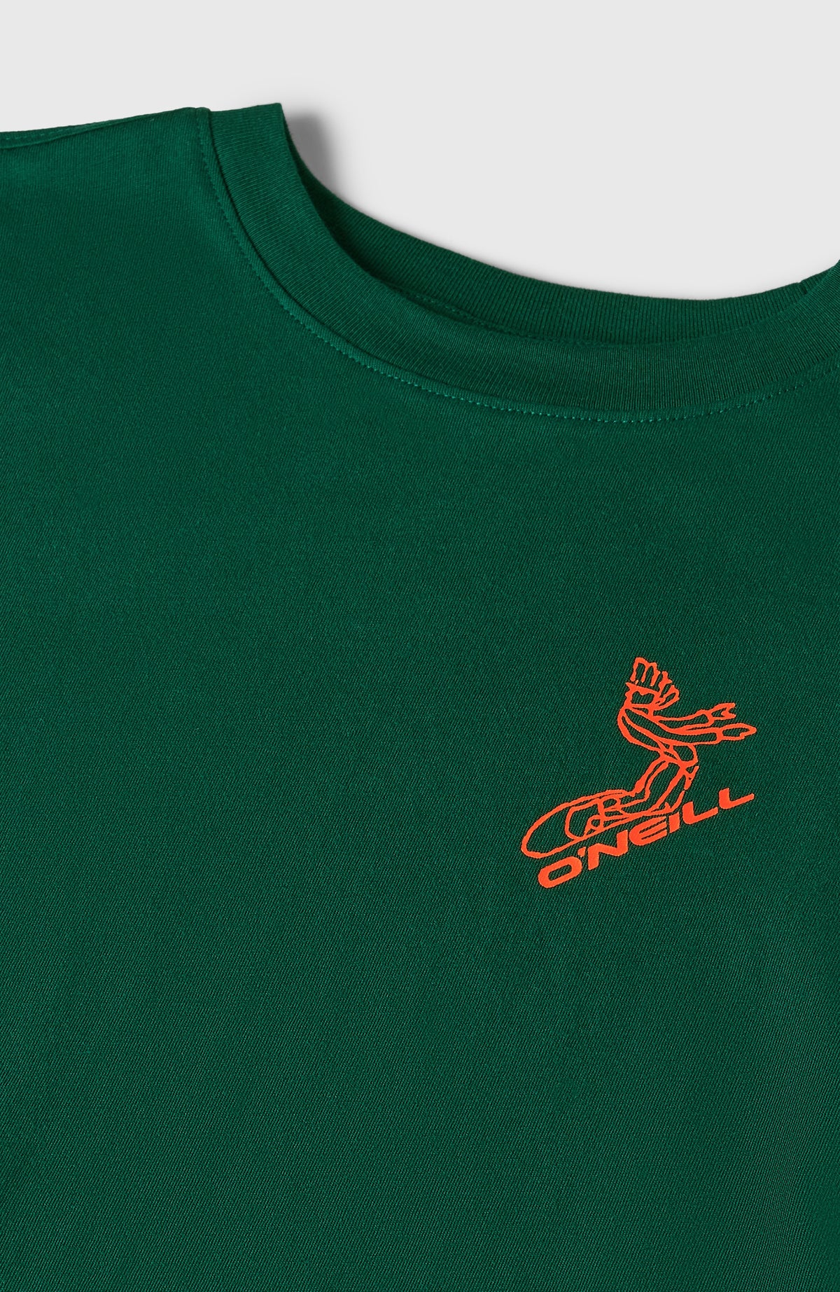 Back-Print T-Shirt für Jungen, grün mit Grafik-Print in Orange, Nahaufnahme von Rundhalsausschnitt und Brustprint
