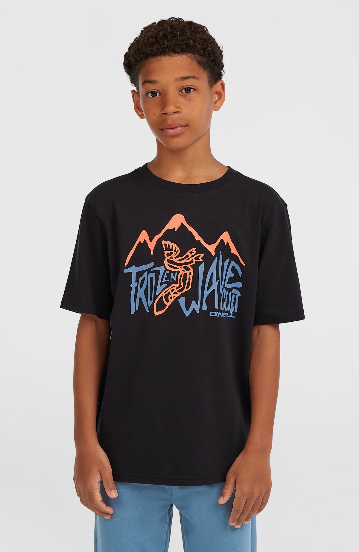 O'Neill Must-Have T-Shirt für Jungen, schwarz mit Grafik-Print in Orange und Blau, getragen am Model, Vorderansicht