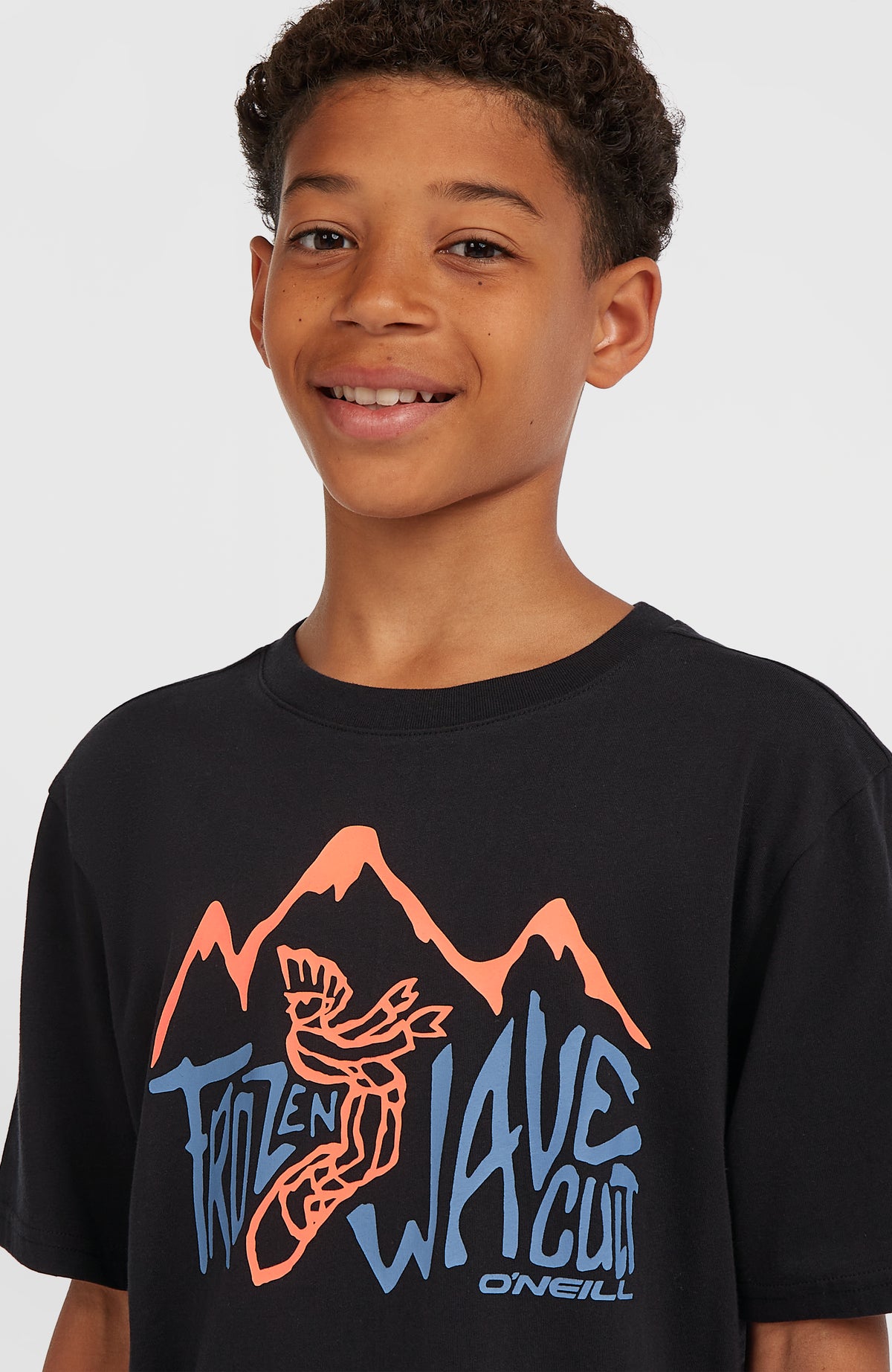 Must-Have T-Shirt für Jungen, schwarz mit Grafik-Print in Orange und Blau, Nahaufnahme am Model mit Rundhalsausschnitt