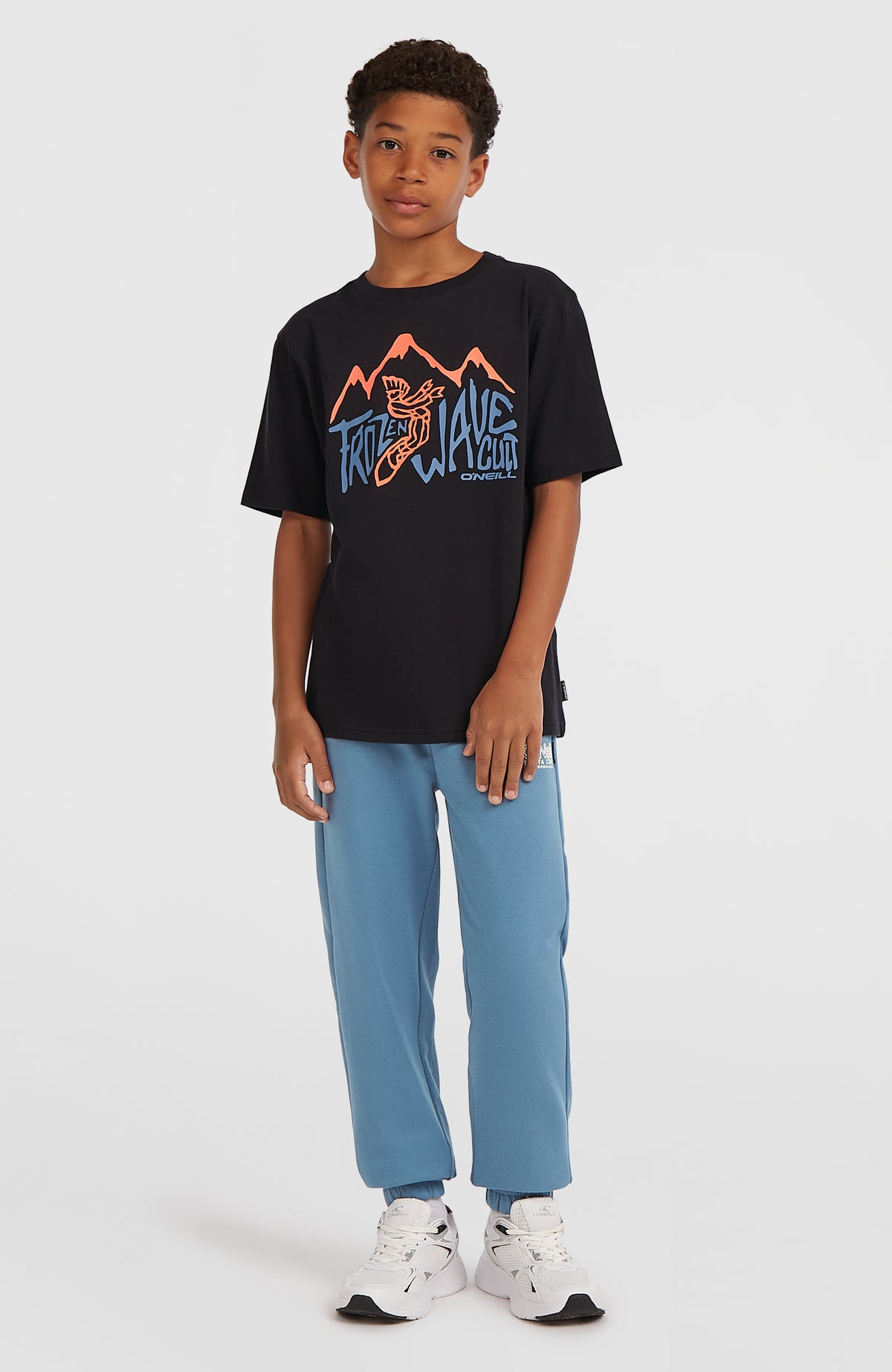 Must-Have T-Shirt für Jungen, schwarz mit Grafik-Print in Orange und Blau, Ganzkörperansicht getragen am Model