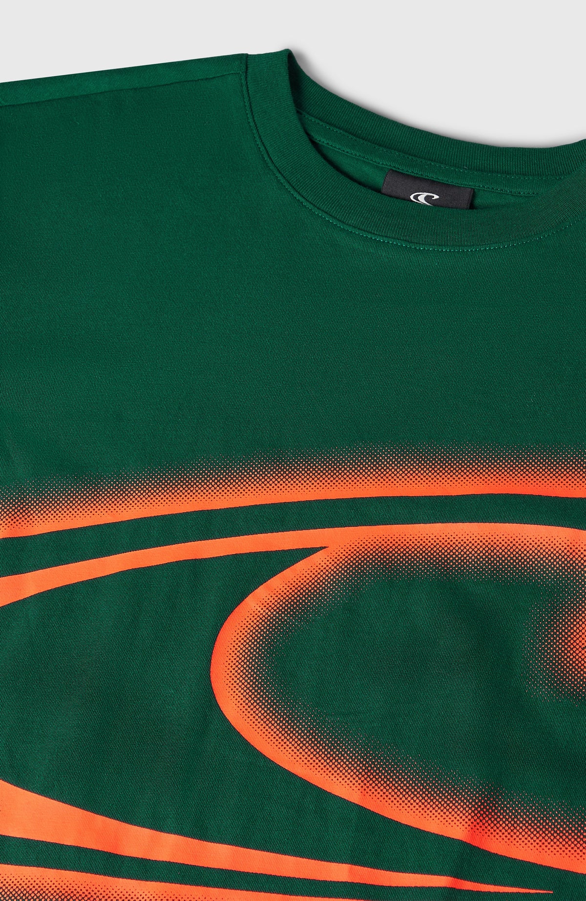 Wave T-Shirt für Jungen, grün mit Logo-Print in Orange, Nahaufnahme von Kragenausschnitt und Print
