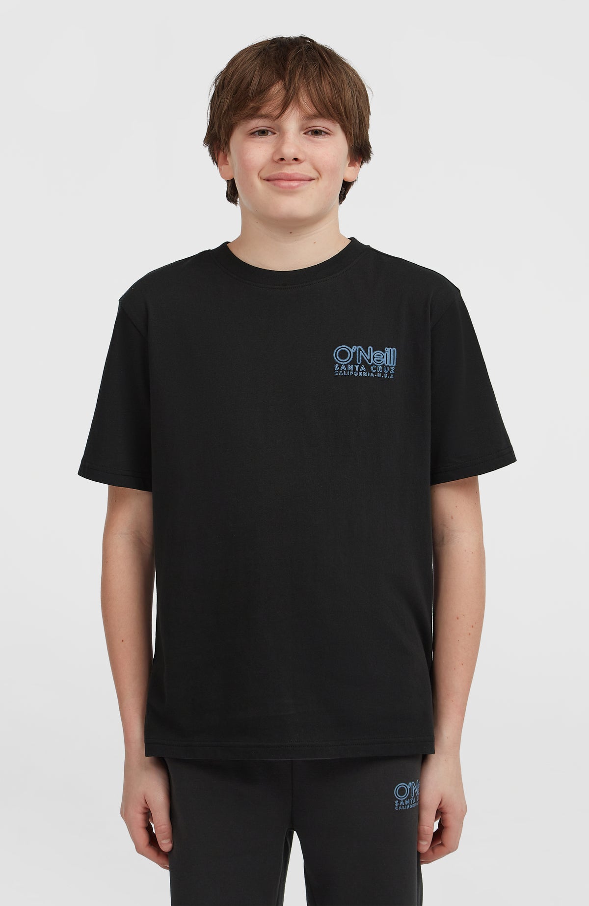 O'Neill Essentials Cali Logo T-Shirt für Jungen, schwarz mit Logo-Print in Blau, getragen am Model, Vorderansicht