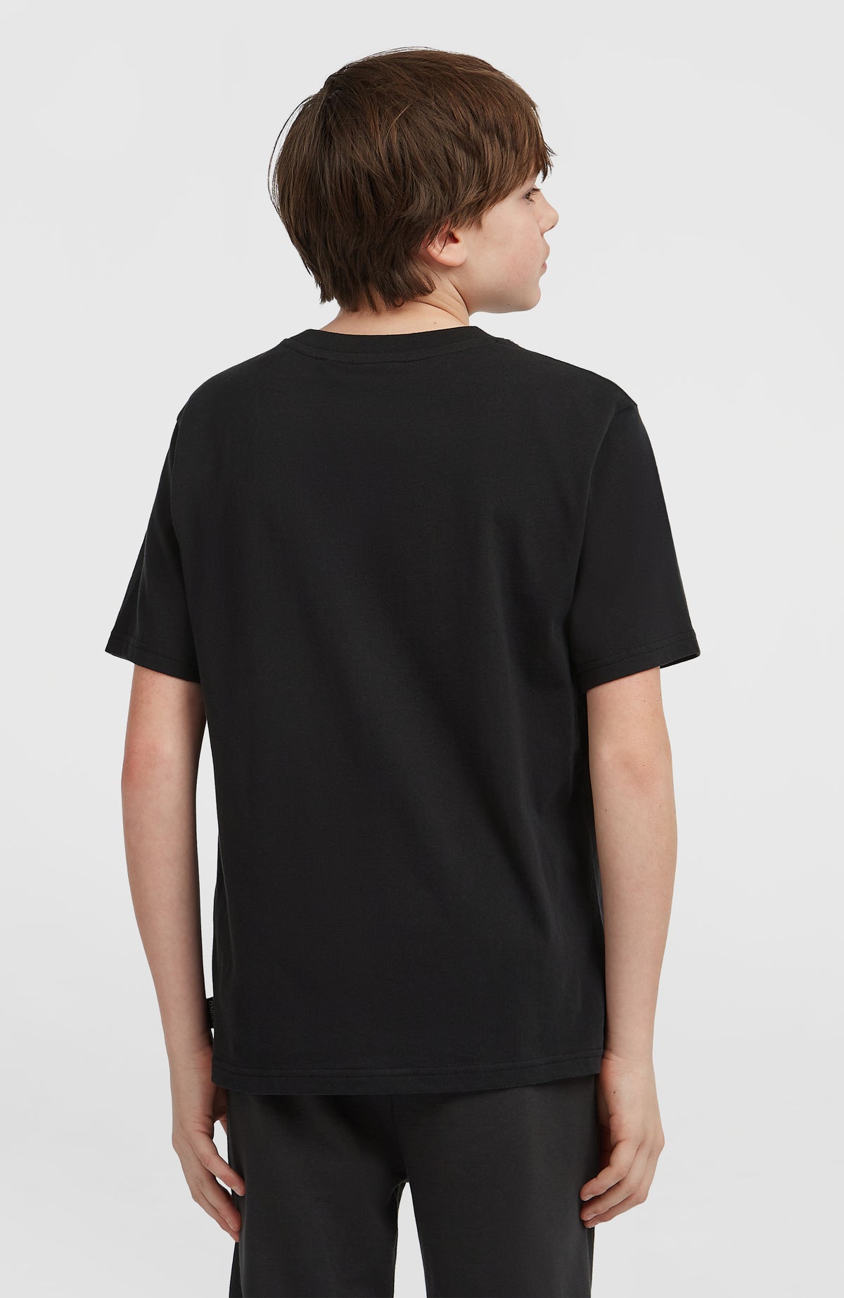 Essentials Cali Logo T-Shirt für Jungen, schwarz, getragen am Model, Rückansicht mit geradem Saum