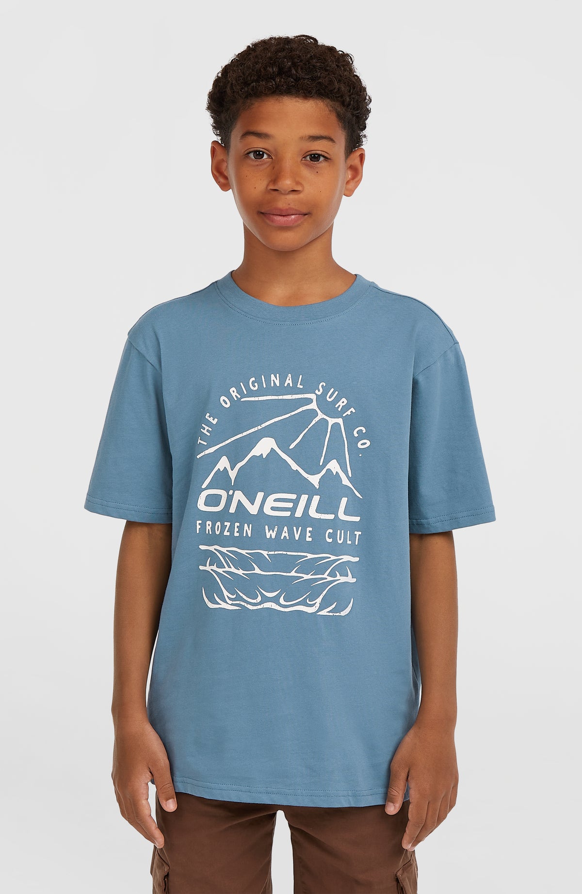 O'Neill Jack O'Neill T-Shirt für Jungen, blau mit Logo-Print in Weiß, Vorderansicht am Model