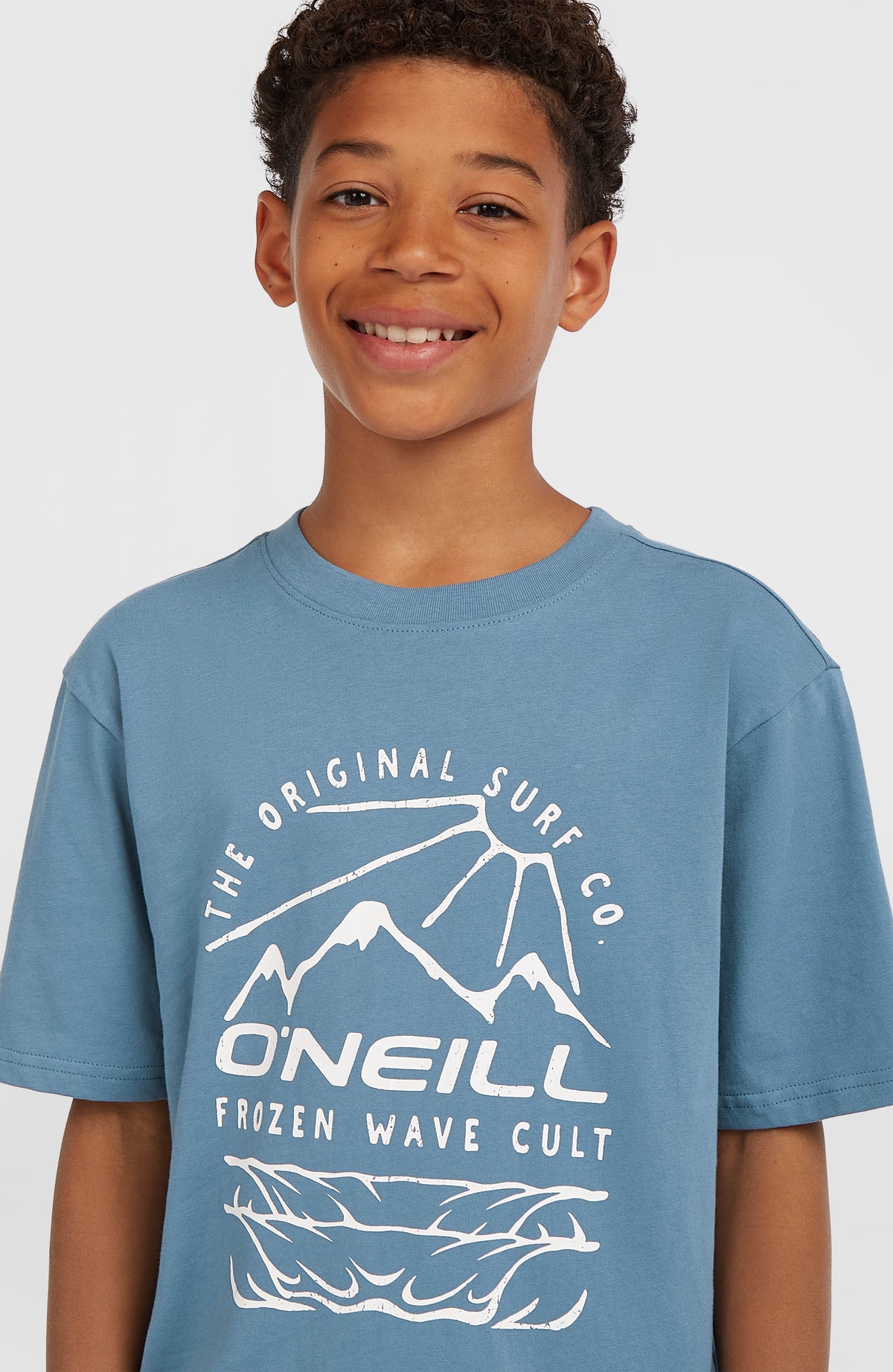 Nahaufnahme des Rundhalsausschnitts am Jack O'Neill T-Shirt für Jungen in Blau mit Logo-Print in Weiß