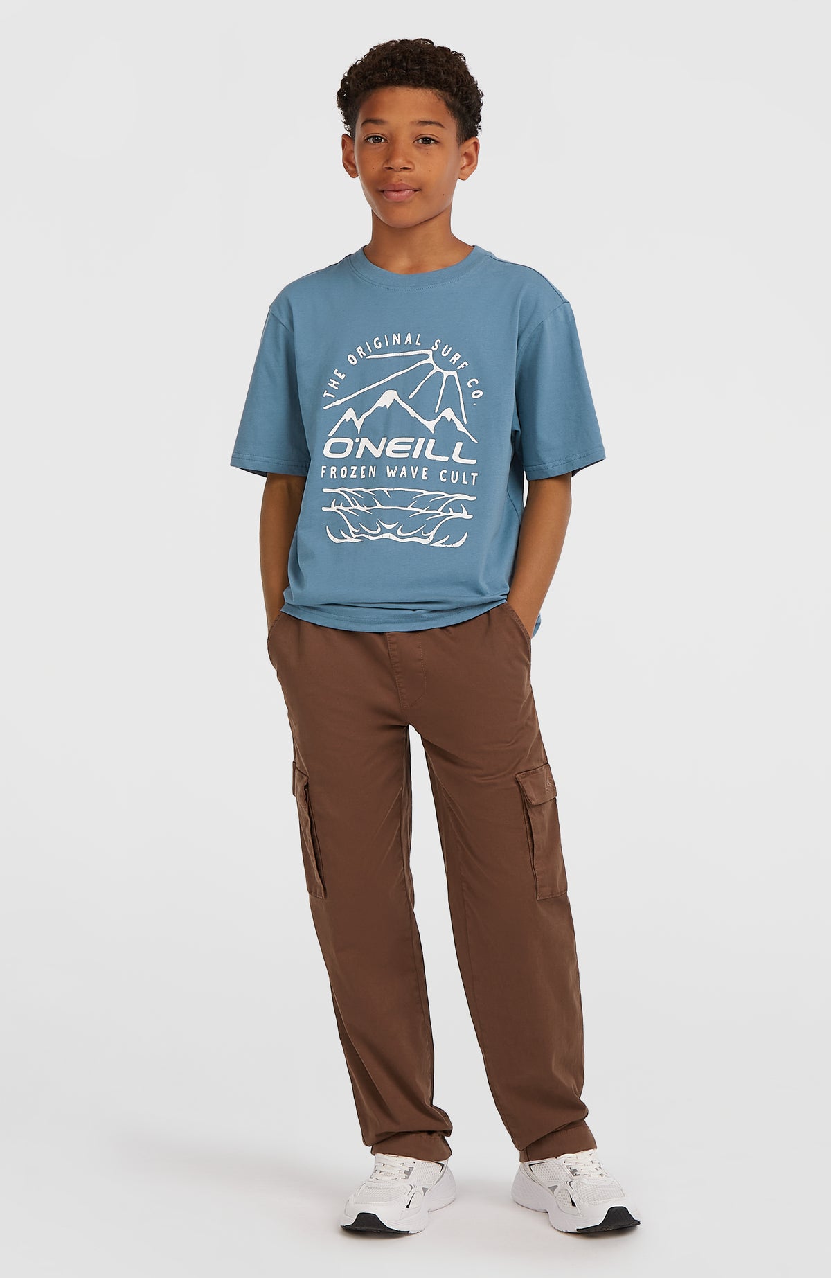 Jack O'Neill T-Shirt für Jungen, blau mit Logo-Print in Weiß, Gesamtansicht am Model
