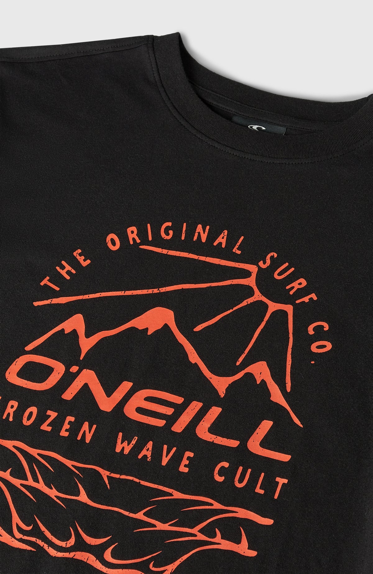 Jack O'Neill T-Shirt für Jungen, schwarz mit Grafik-Print in Orange, Nahaufnahme von Ausschnitt und Print