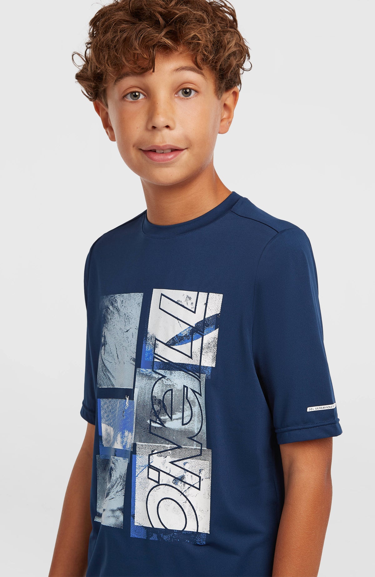 Blaues Hybrid T-Shirt für Jungen mit Logo-Print in Weiß und Hellblau, Nahaufnahme am Model mit Rundhalsausschnitt