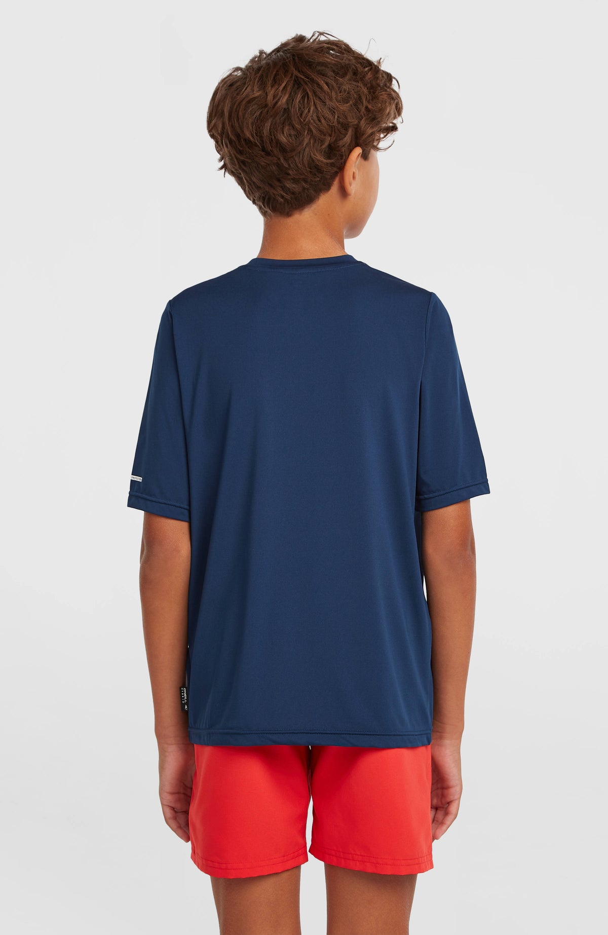 Blaues Hybrid T-Shirt für Jungen mit Logo-Print in Weiß und Hellblau, getragen am Model in der Rückansicht