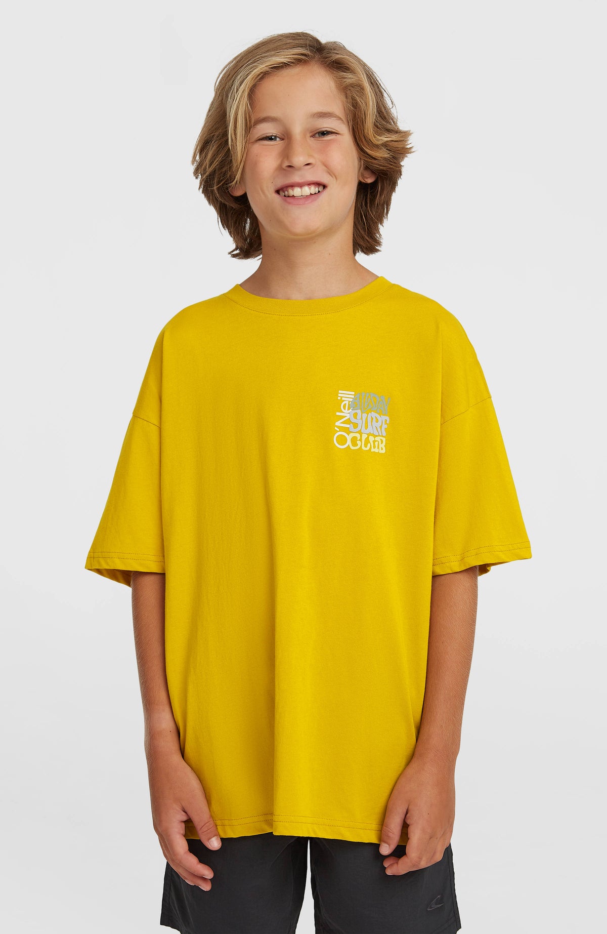 O'Neill Back Print T-Shirt für Jungen, gelb mit Logo-Print in Grau und Weiß, Vorderansicht am Model