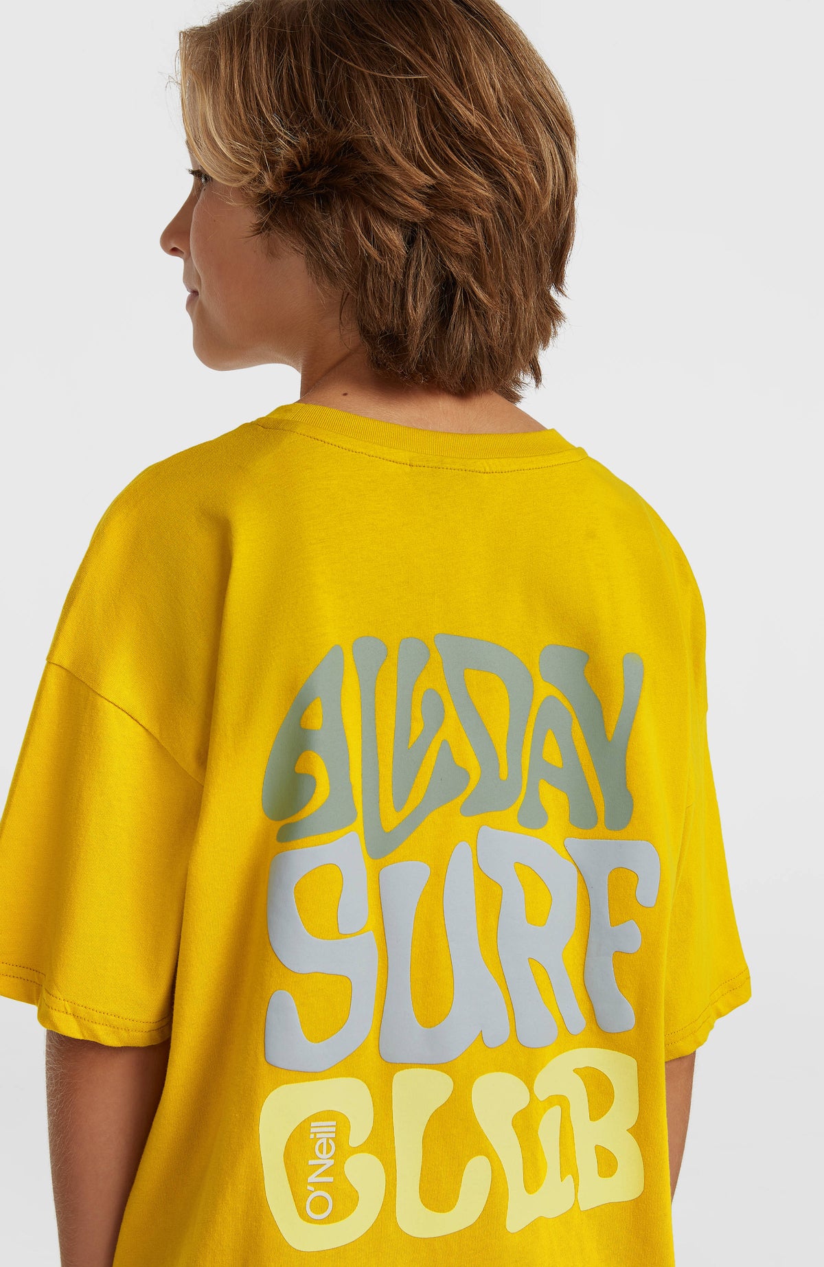 Back Print T-Shirt für Jungen, gelb mit Logo-Print in Grau und Weiß, Detailansicht der Rückseite am Model