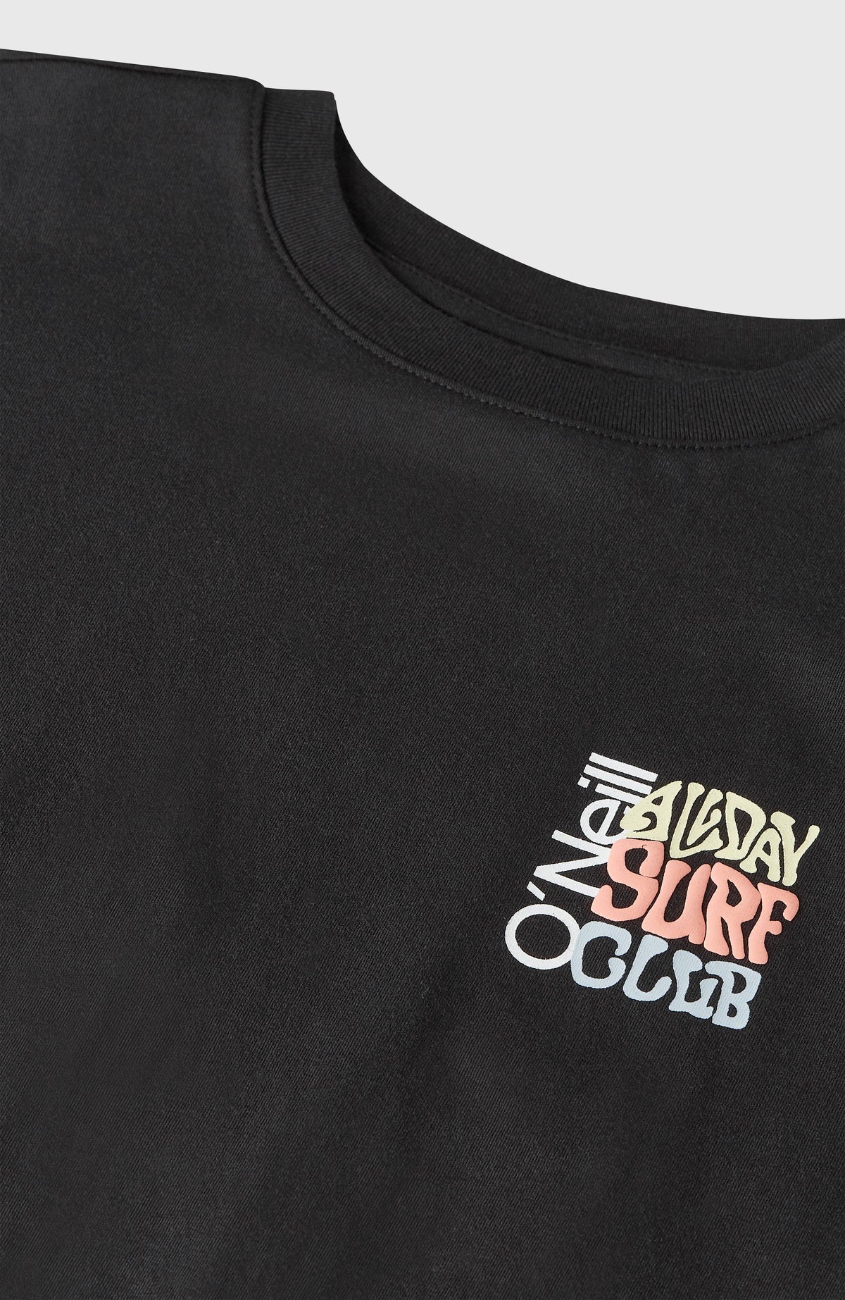 Nahaufnahme von Rundhalsausschnitt und kleinem Brust-Print des schwarzen Back Print T-Shirts, flach liegend