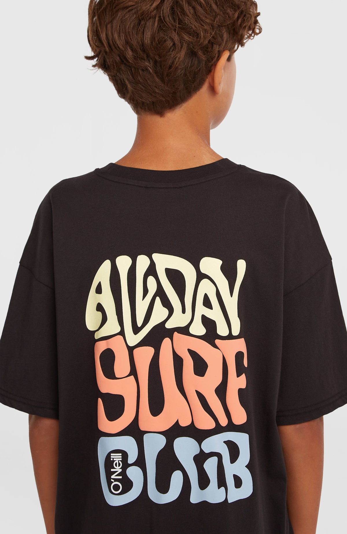 Nahaufnahme des großen Rücken-Prints des schwarzen Back Print T-Shirts, getragen am Model