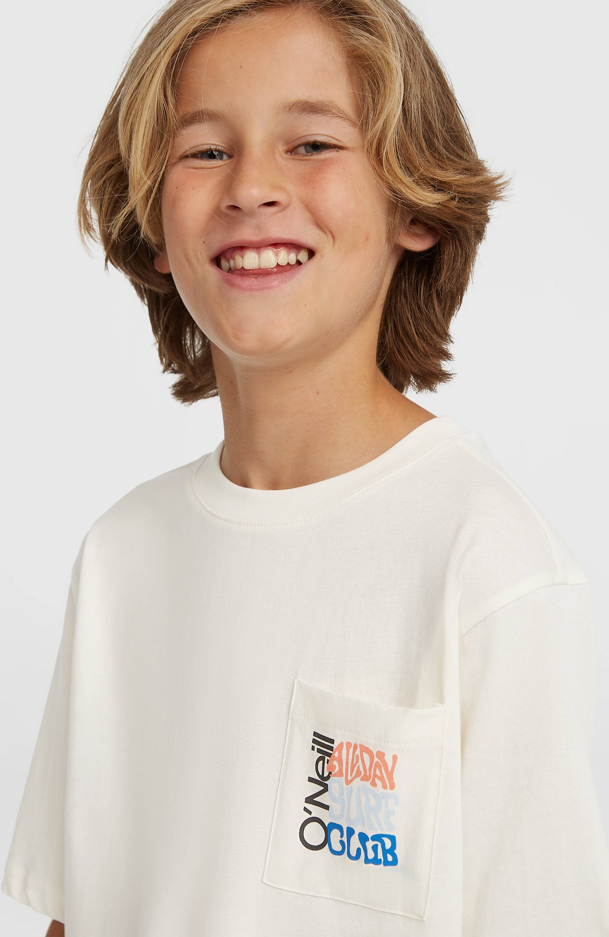 Chest Pocket T-Shirt für Jungen, weiß, Nahaufnahme am Model, Rundhalsausschnitt und aufgesetzte Brusttasche