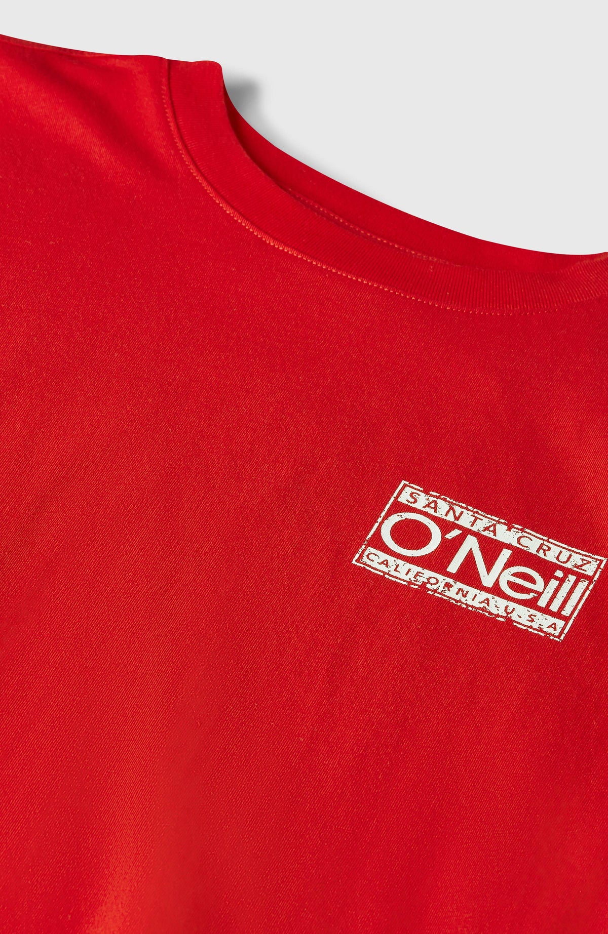 Cali T-Shirt für Jungen, rot, Nahaufnahme von Rundhalsausschnitt und Logo-Print in Weiß