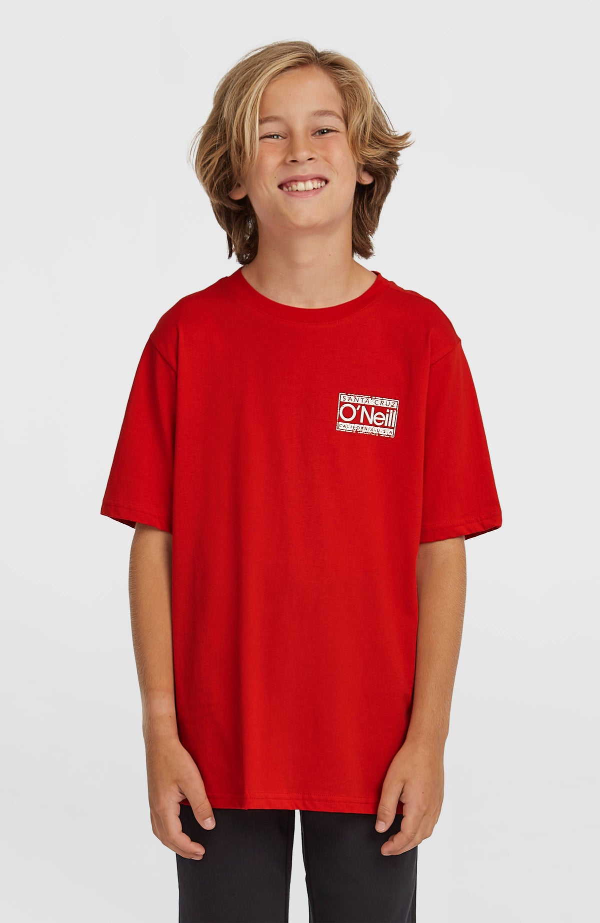 O'Neill Cali T-Shirt für Jungen, rot mit Logo-Print in Weiß, Vorderansicht am Model
