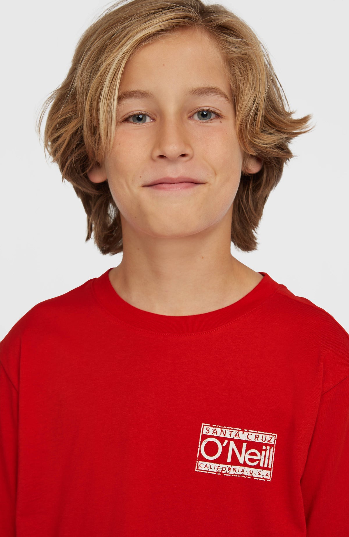 Cali T-Shirt für Jungen, rot mit Logo-Print in Weiß, Nahaufnahme des Kragens am Model