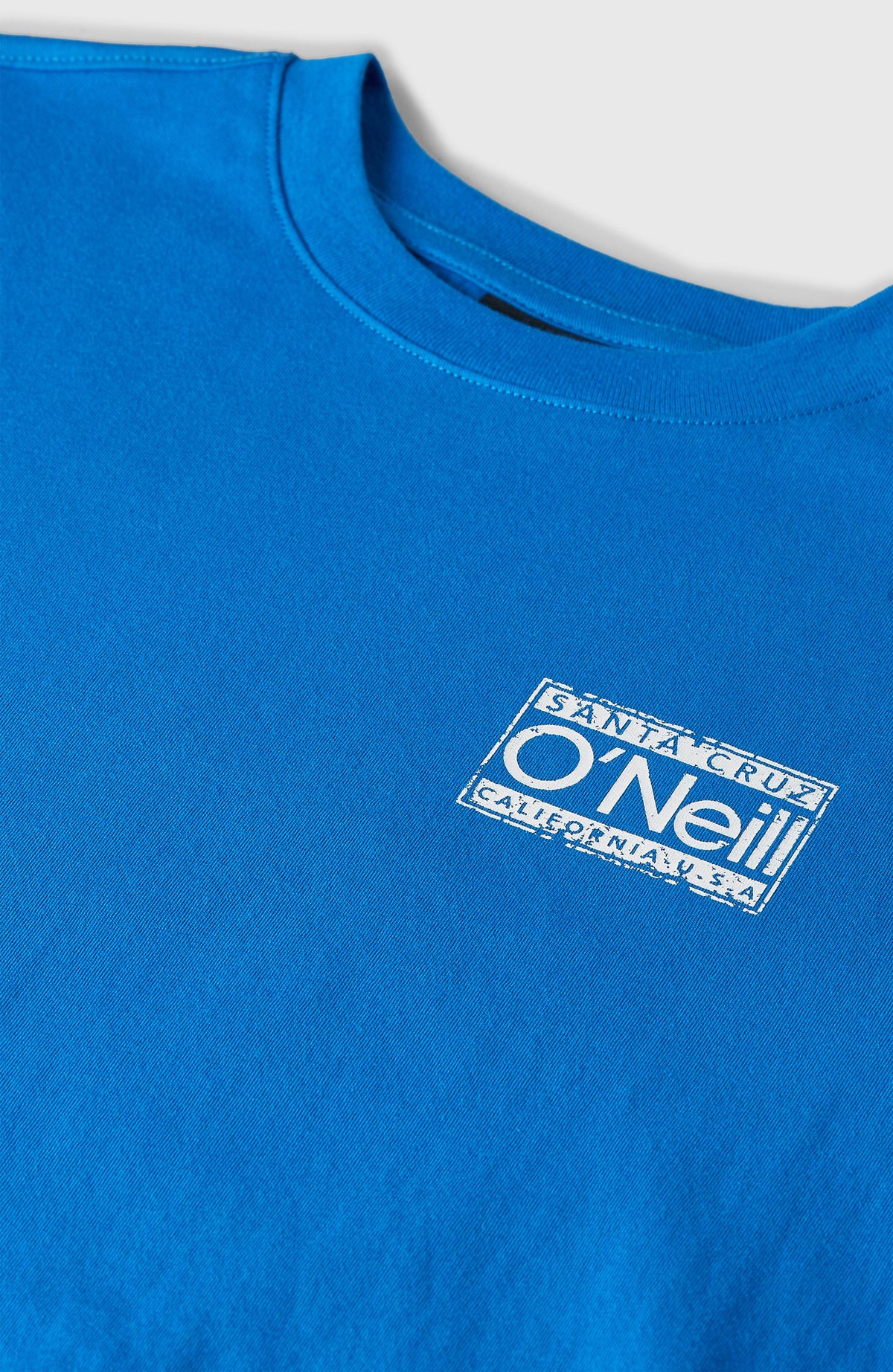 Nahaufnahme des Cali T-Shirts, blau mit Logo-Print in Weiß und Rundhalsausschnitt