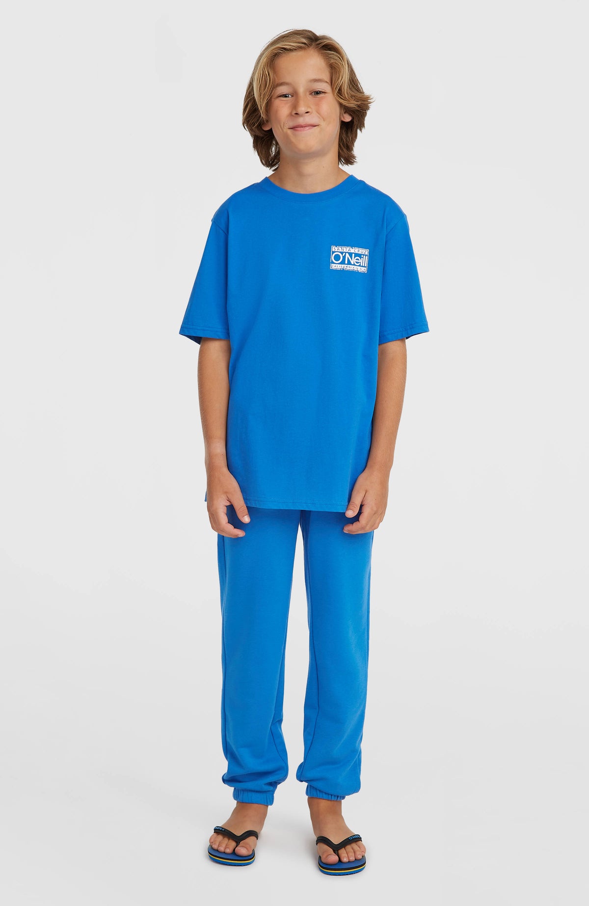 Cali T-Shirt für Jungen, blau mit Logo-Print in Weiß, Ganzkörperansicht am Model