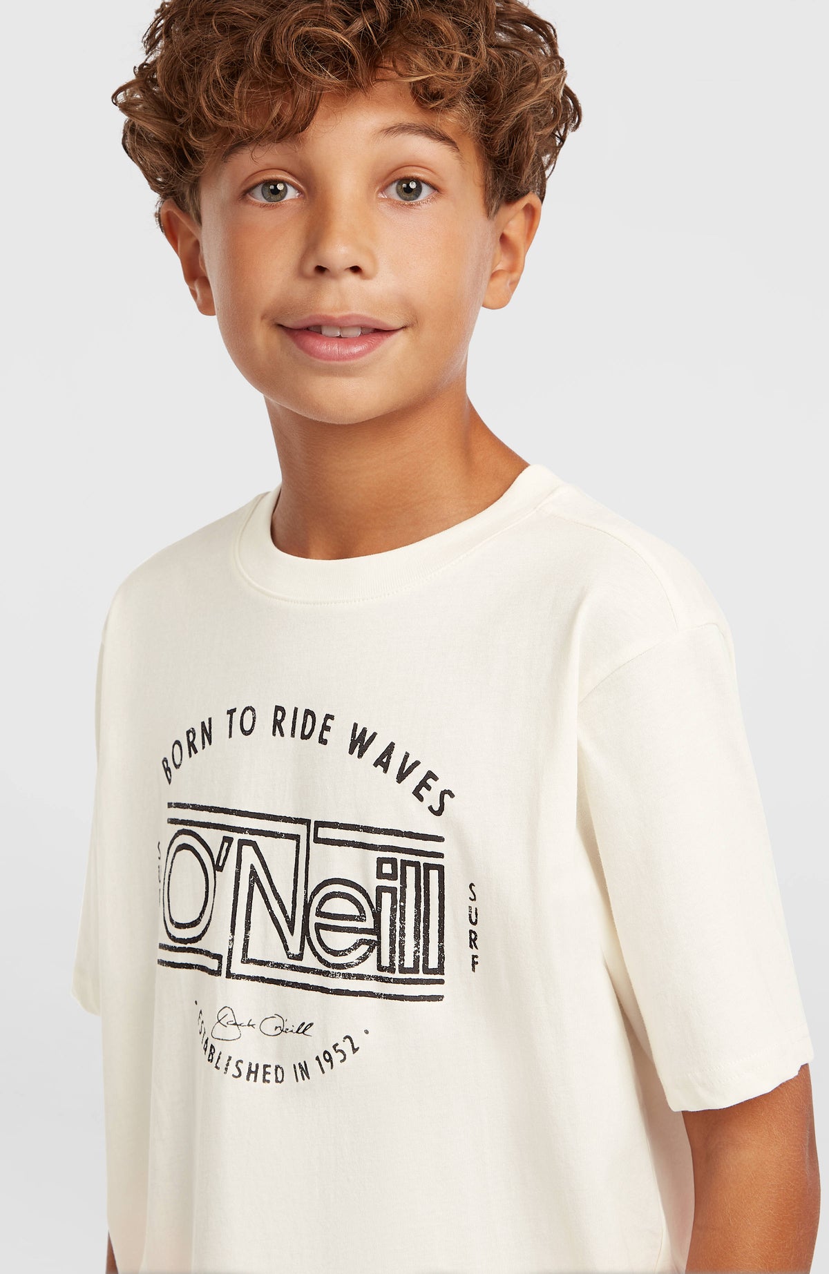 Muir T-Shirt für Jungen, weiß mit Logo-Print in Schwarz, Nahaufnahme von Rundhalsausschnitt und Print am Model