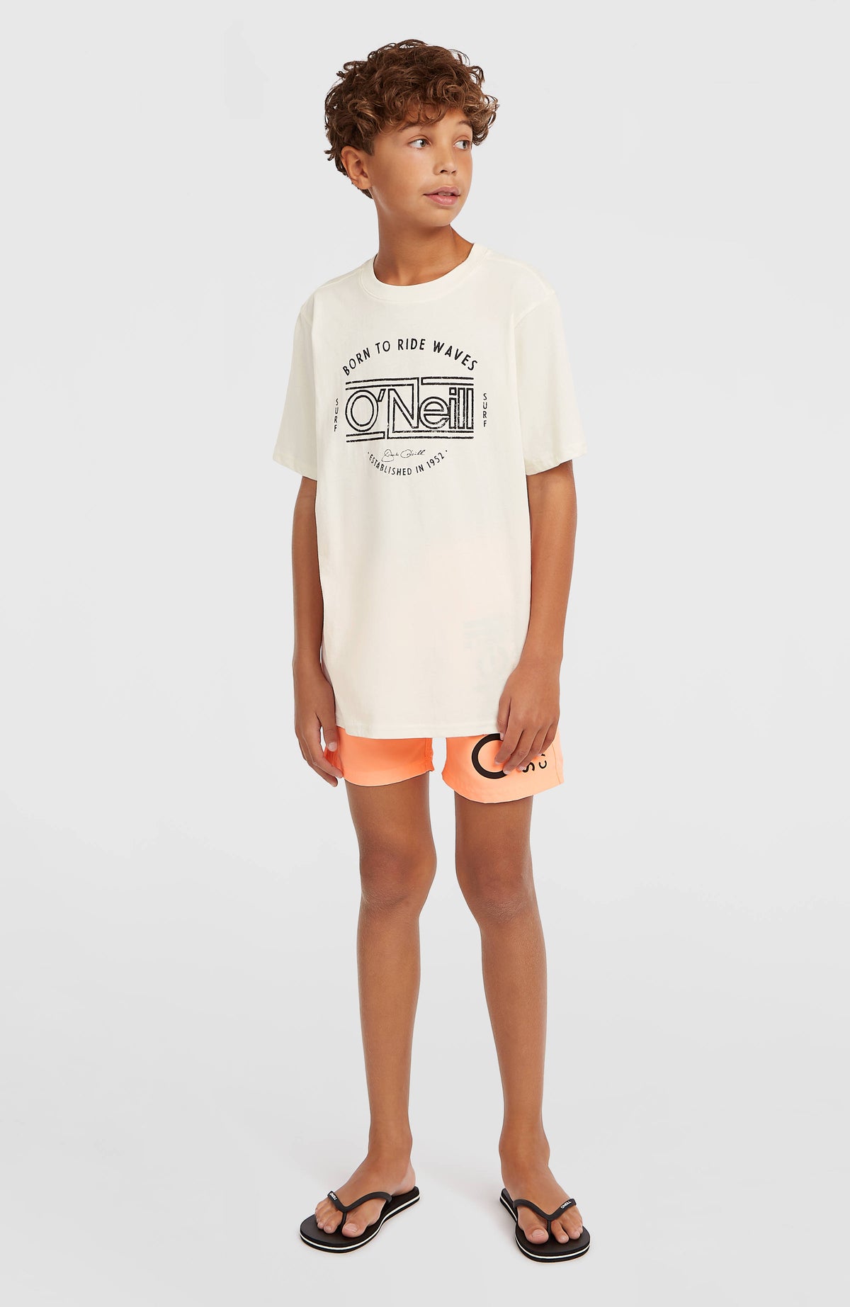 Muir T-Shirt für Jungen, weiß mit Logo-Print in Schwarz, Ganzkörperansicht von vorne am Model