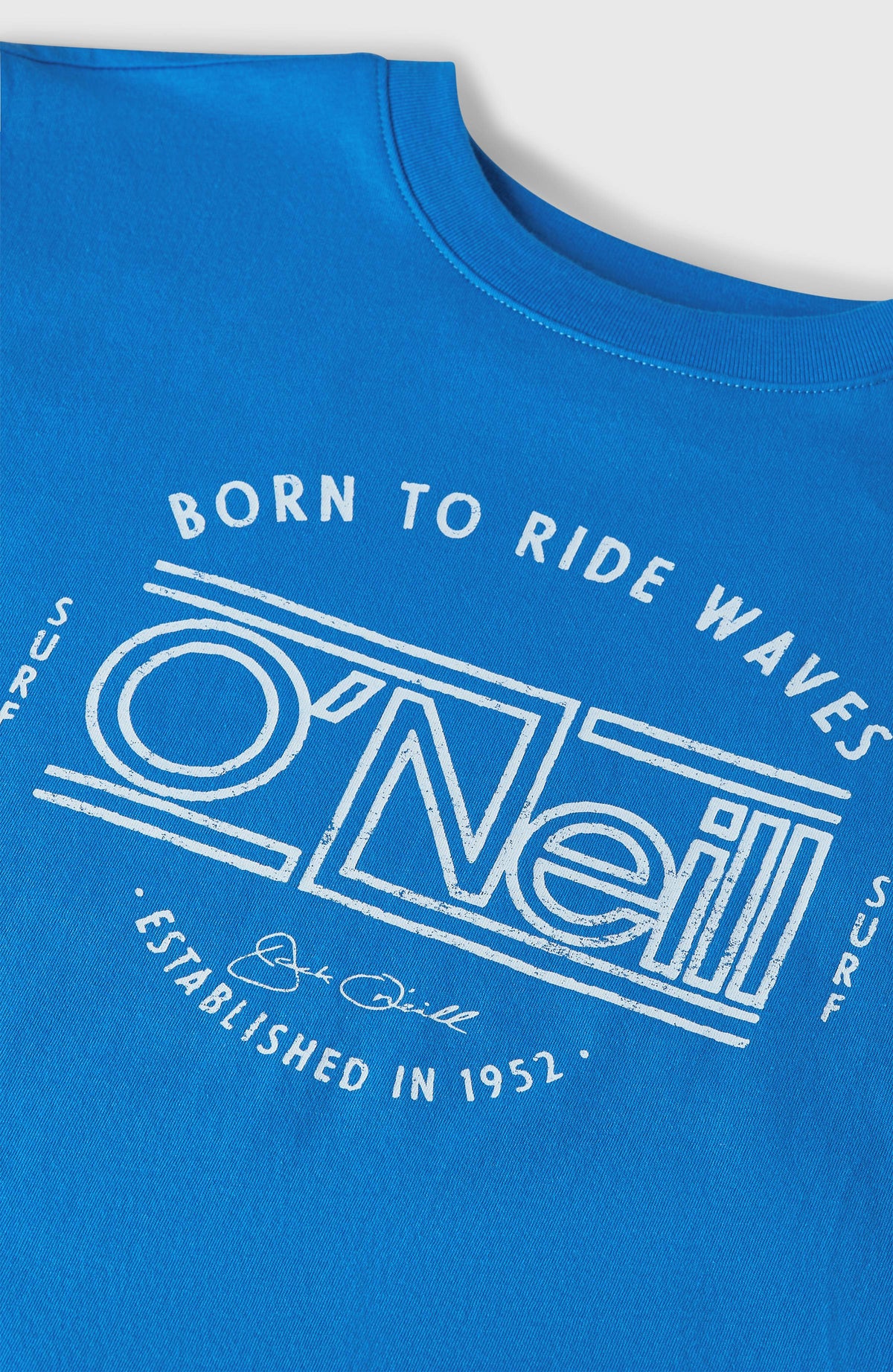 Muir T-Shirt für Jungen, blau mit Logo-Print in Weiß, Nahaufnahme des Brustbereichs
