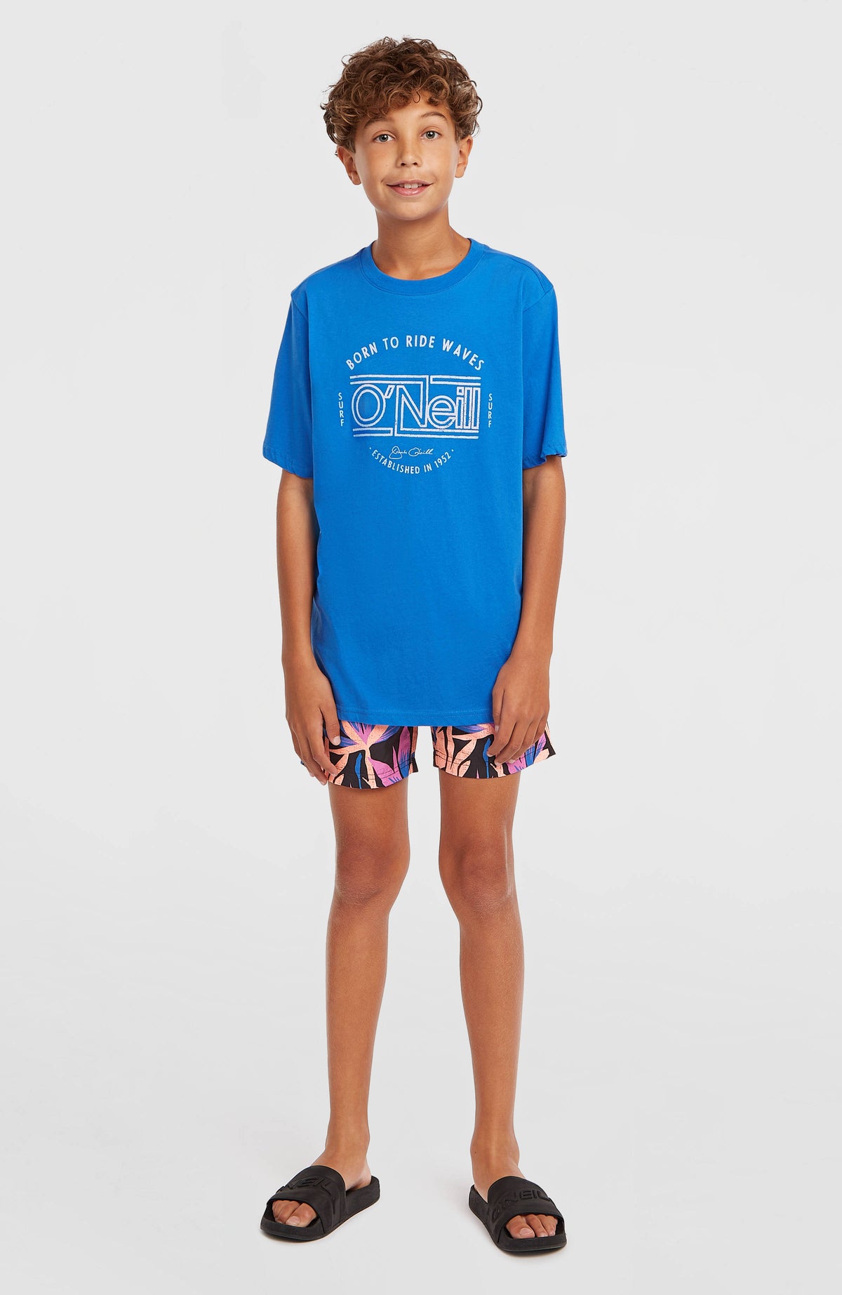 Muir T-Shirt für Jungen, blau mit Logo-Print in Weiß, Ganzkörperansicht am Model von vorne